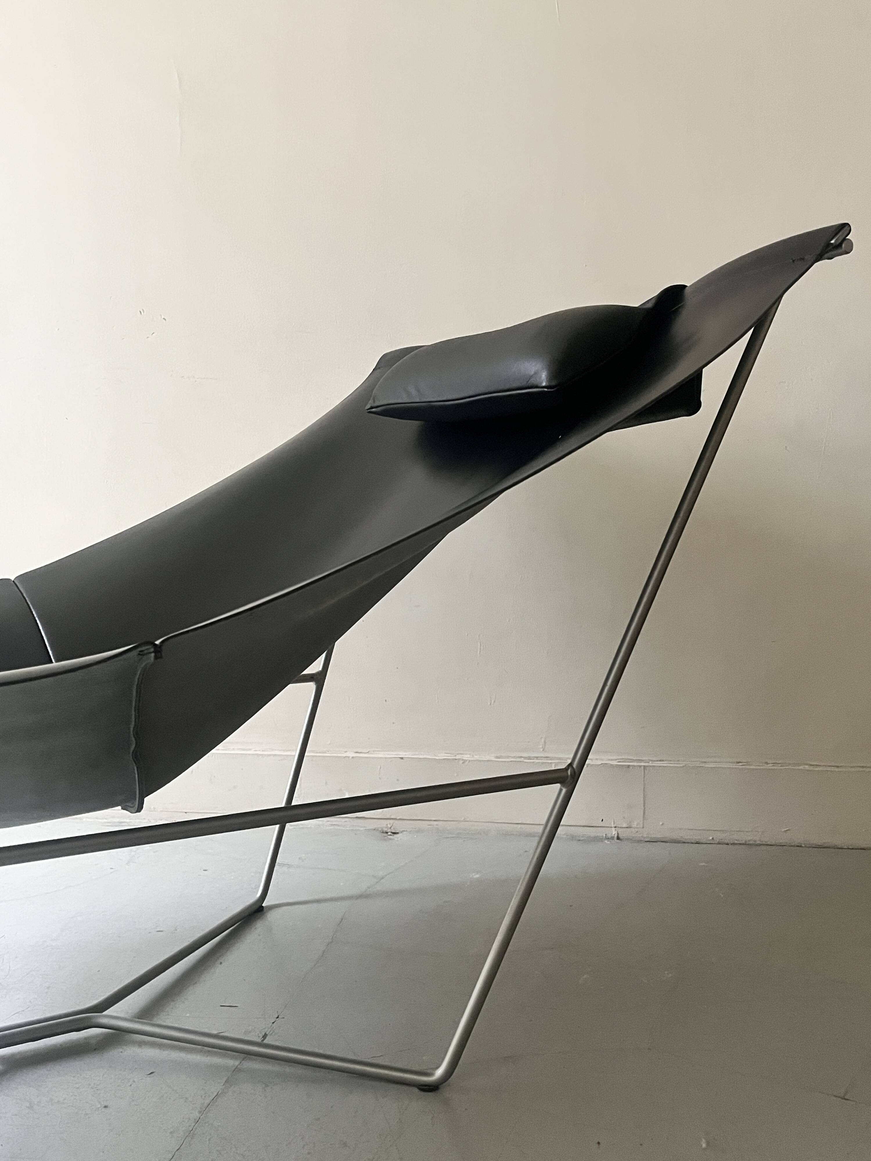 Design armchair Semana in black leather and steel by D. Weeks, limited edition 1980.