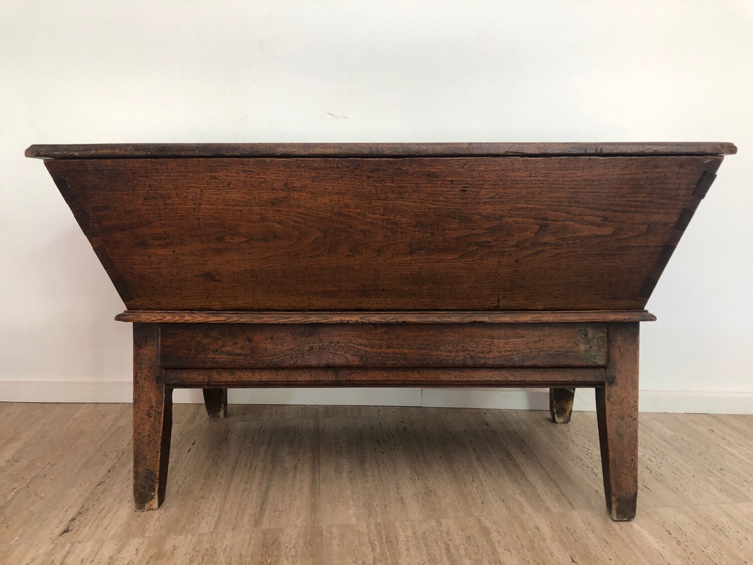 Coffre sur pied / maie en bois