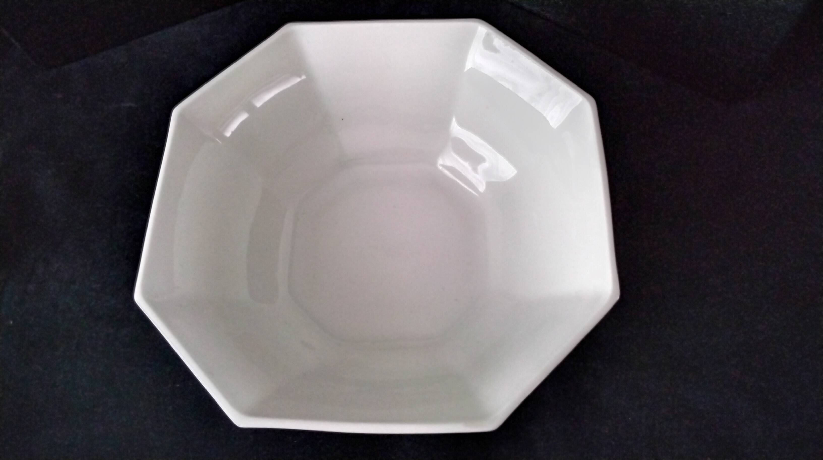 Octagonal salad bowl in white Limoges porcelain.