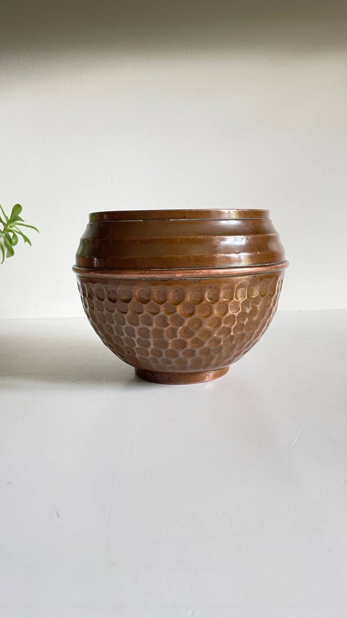 Cache-pot par Villedieu cuivre à patine vintage