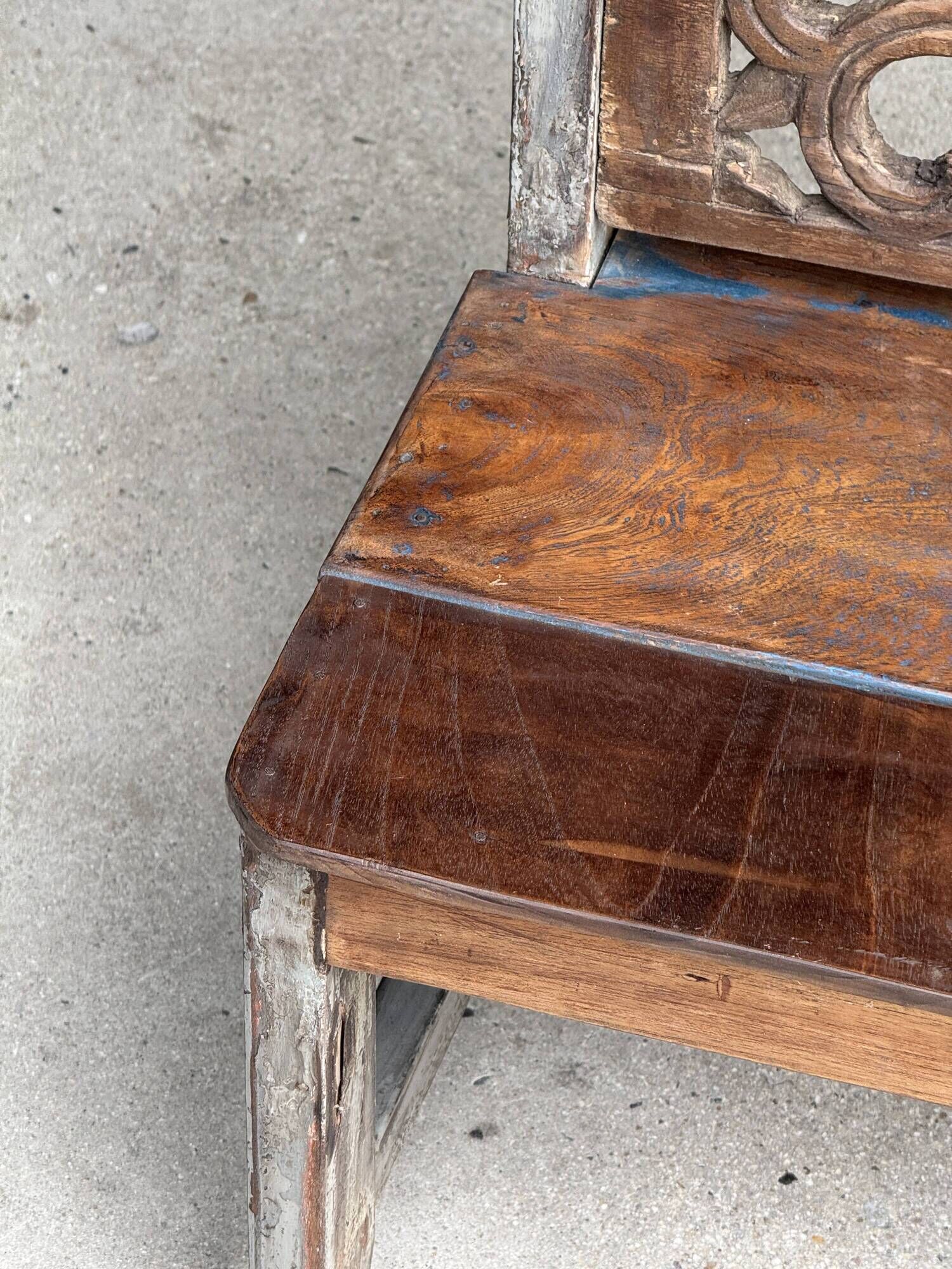 Mini banc à dossier sculpté à motif de rosace et volutes H59 L51