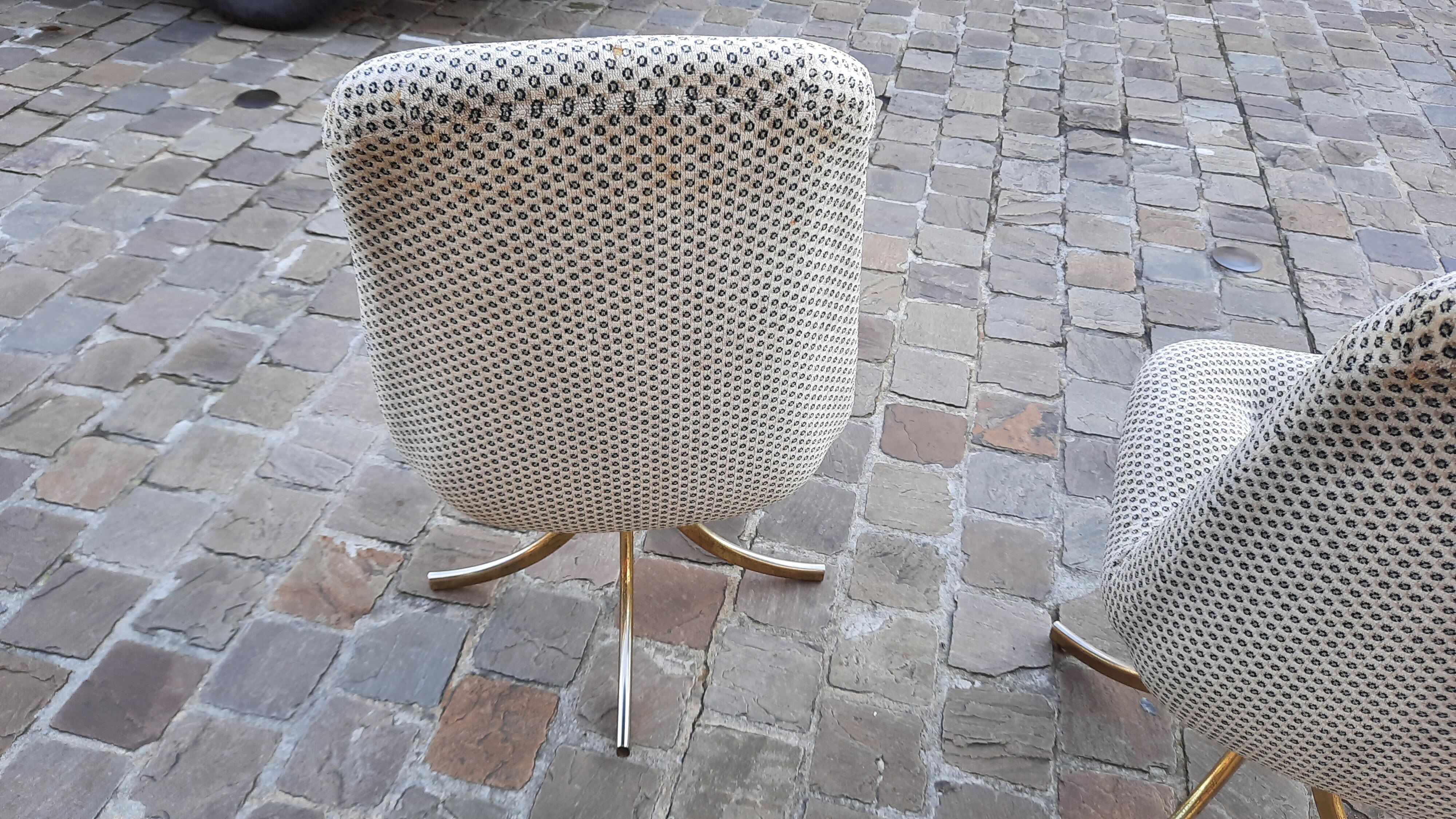 3 rotating vintage armchairs