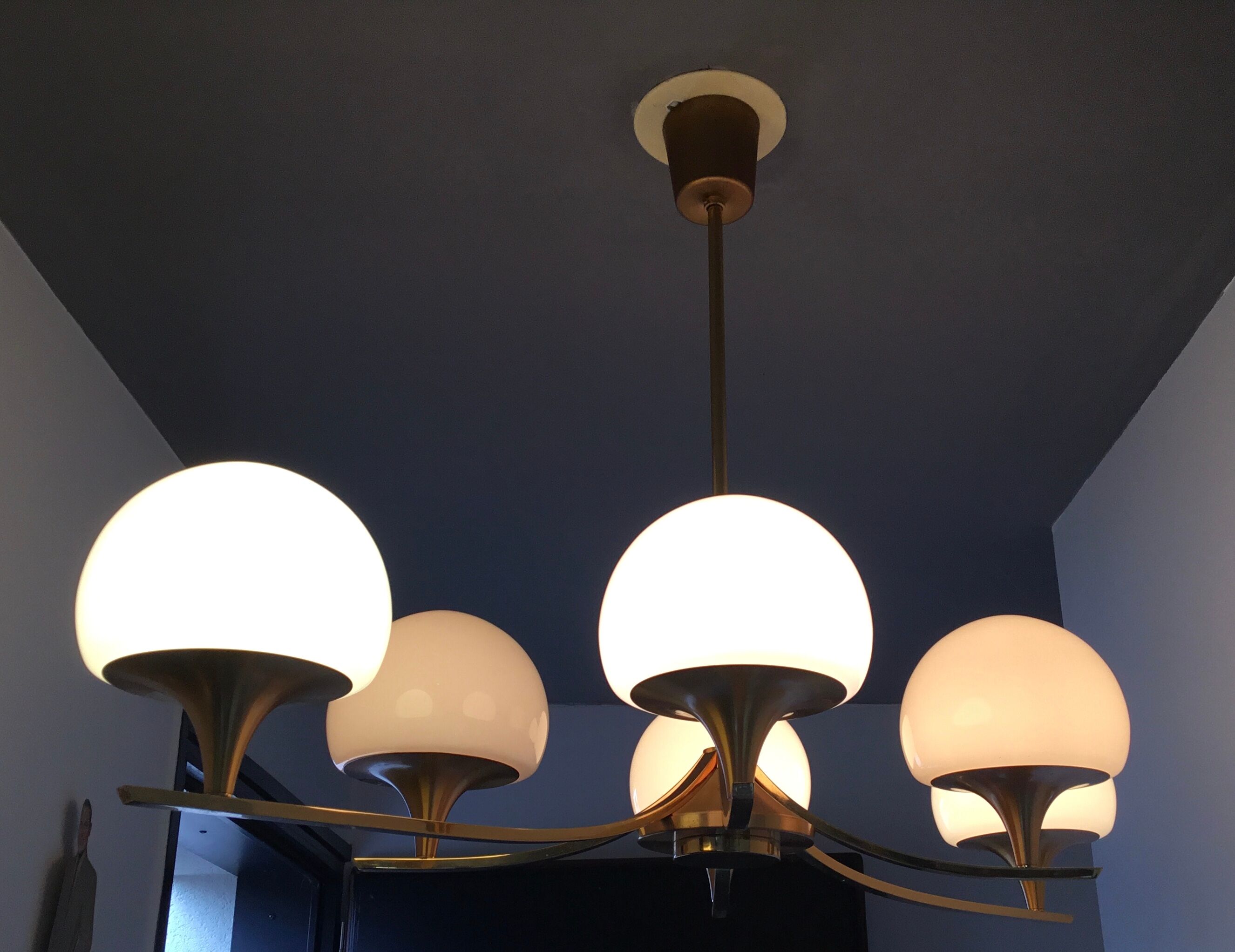 Large space-age chandelier with 6 lights - brass and opaline - design 1970