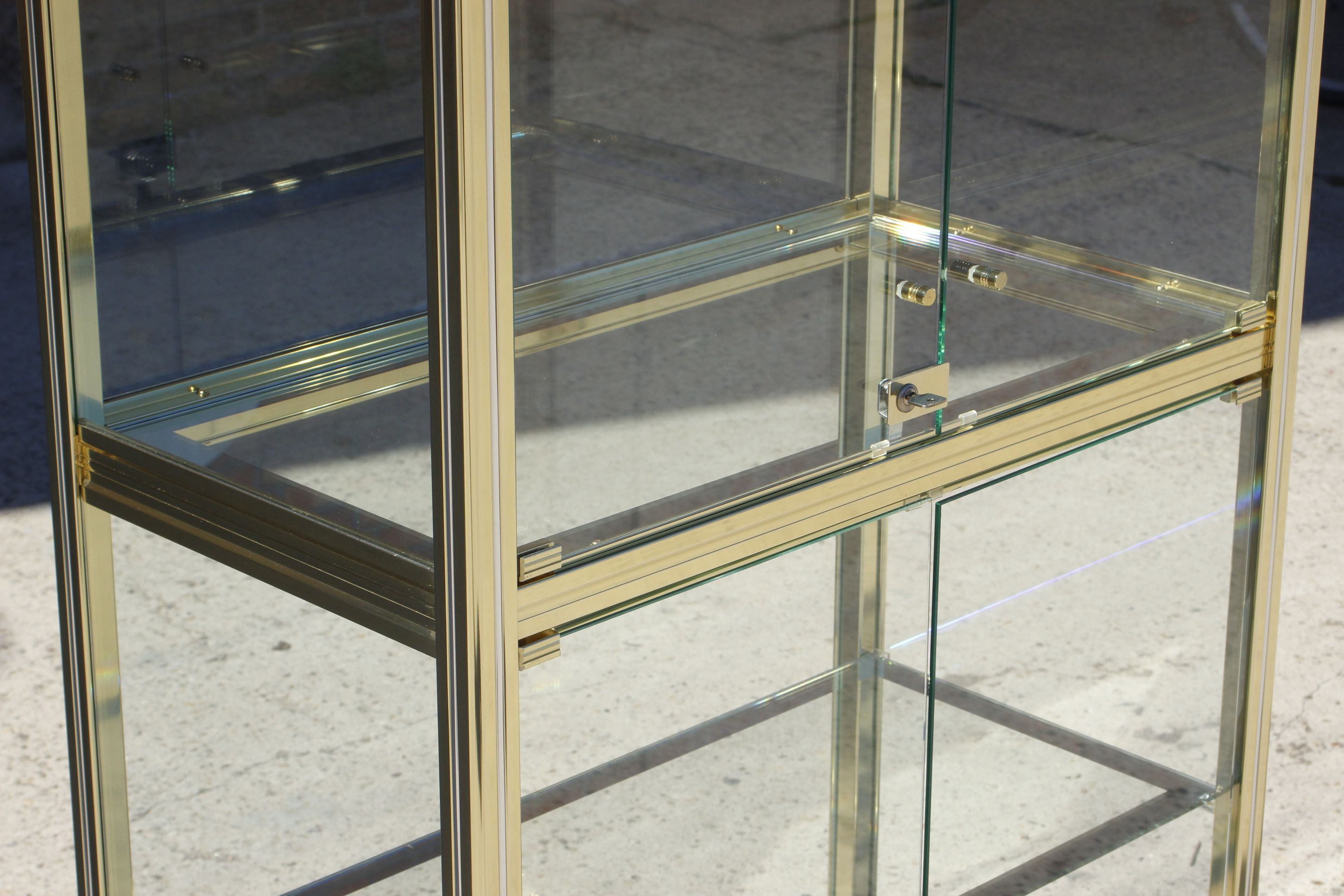 Vitrine vintage en laiton doré et verre, 1970s