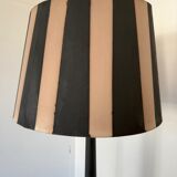 Lampadaire vintage en bois patiné noir et abat-jour rayé
