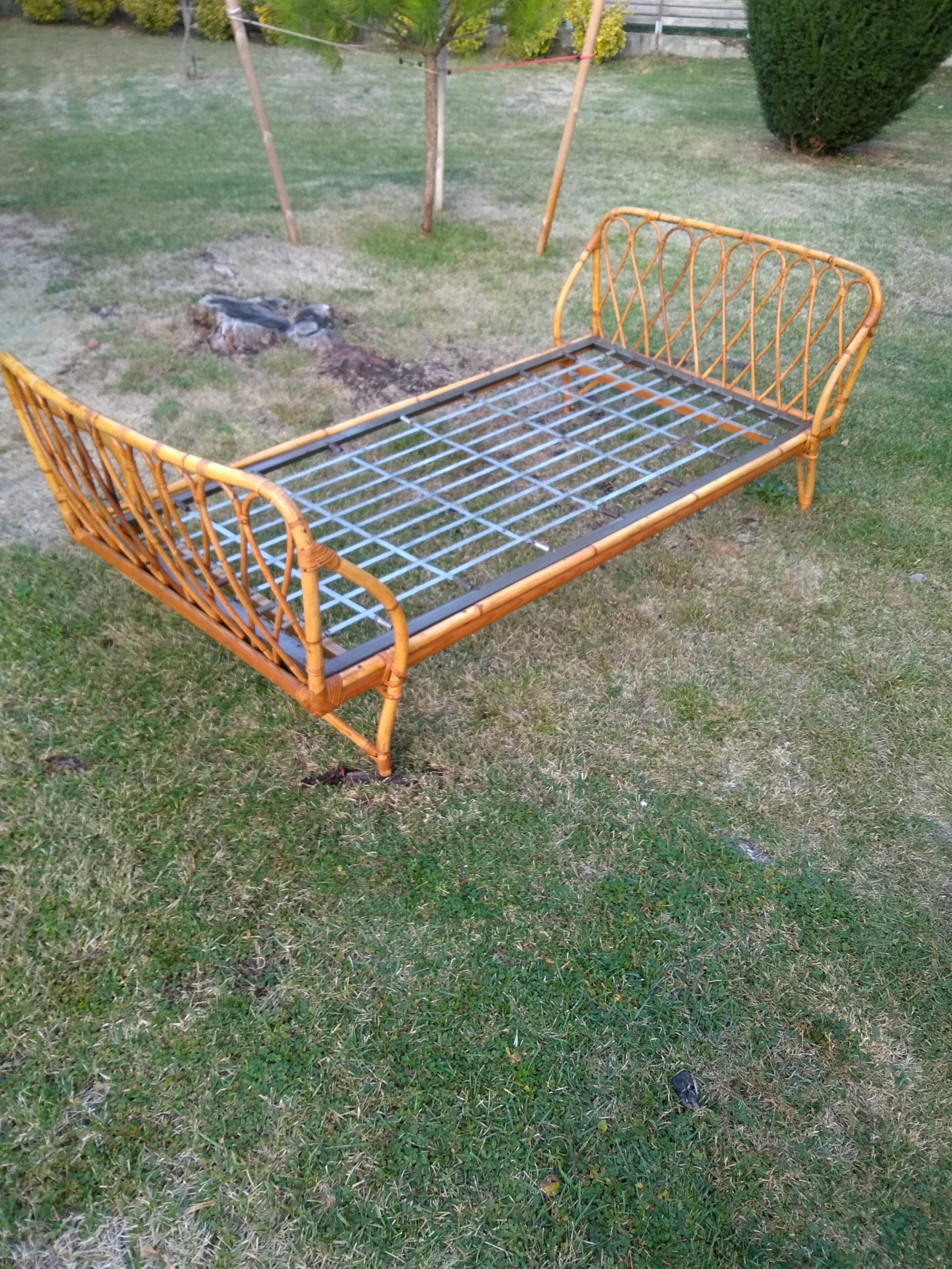 Bed in rattan vintage 60