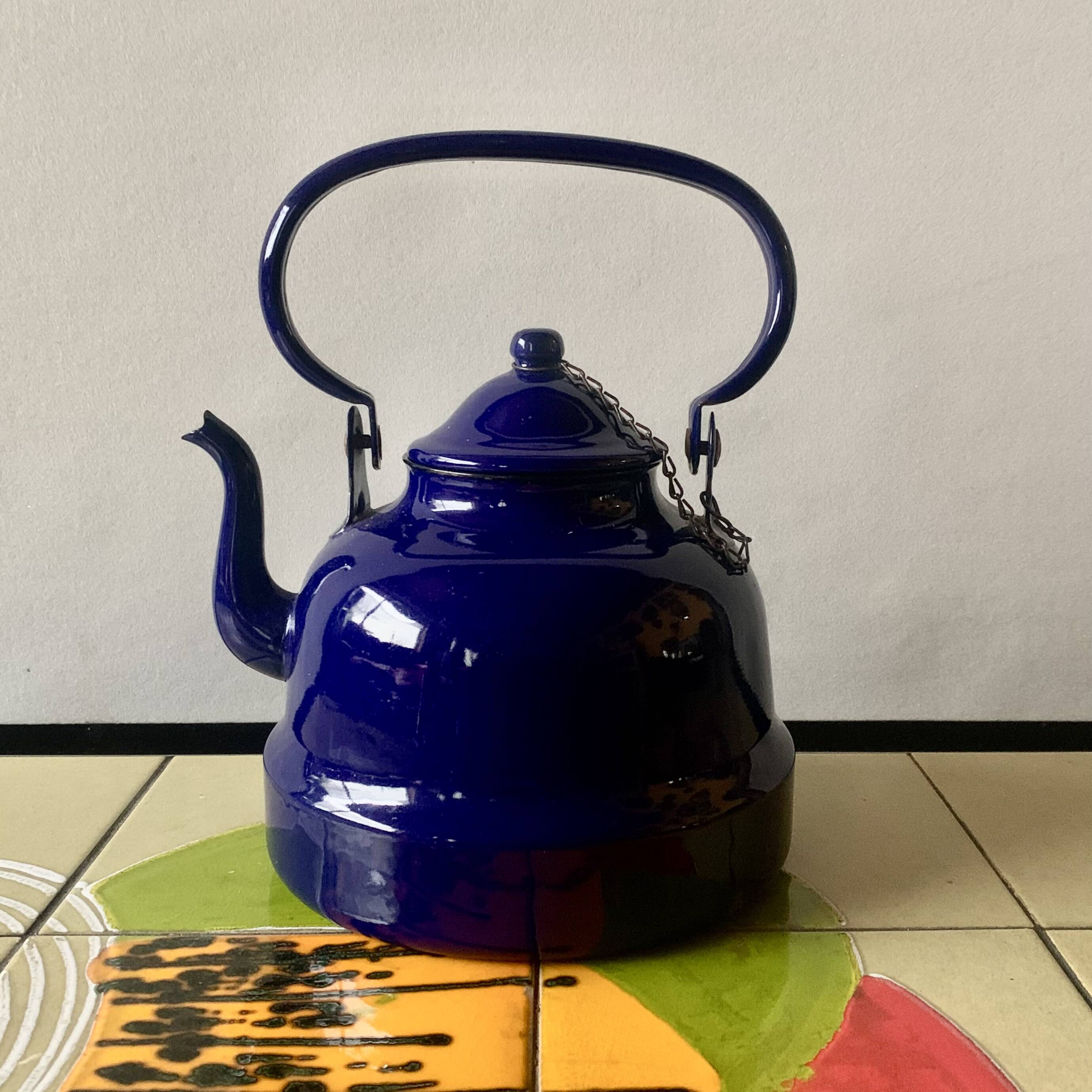 Bouilloire vintage en tôle émaillée bleue