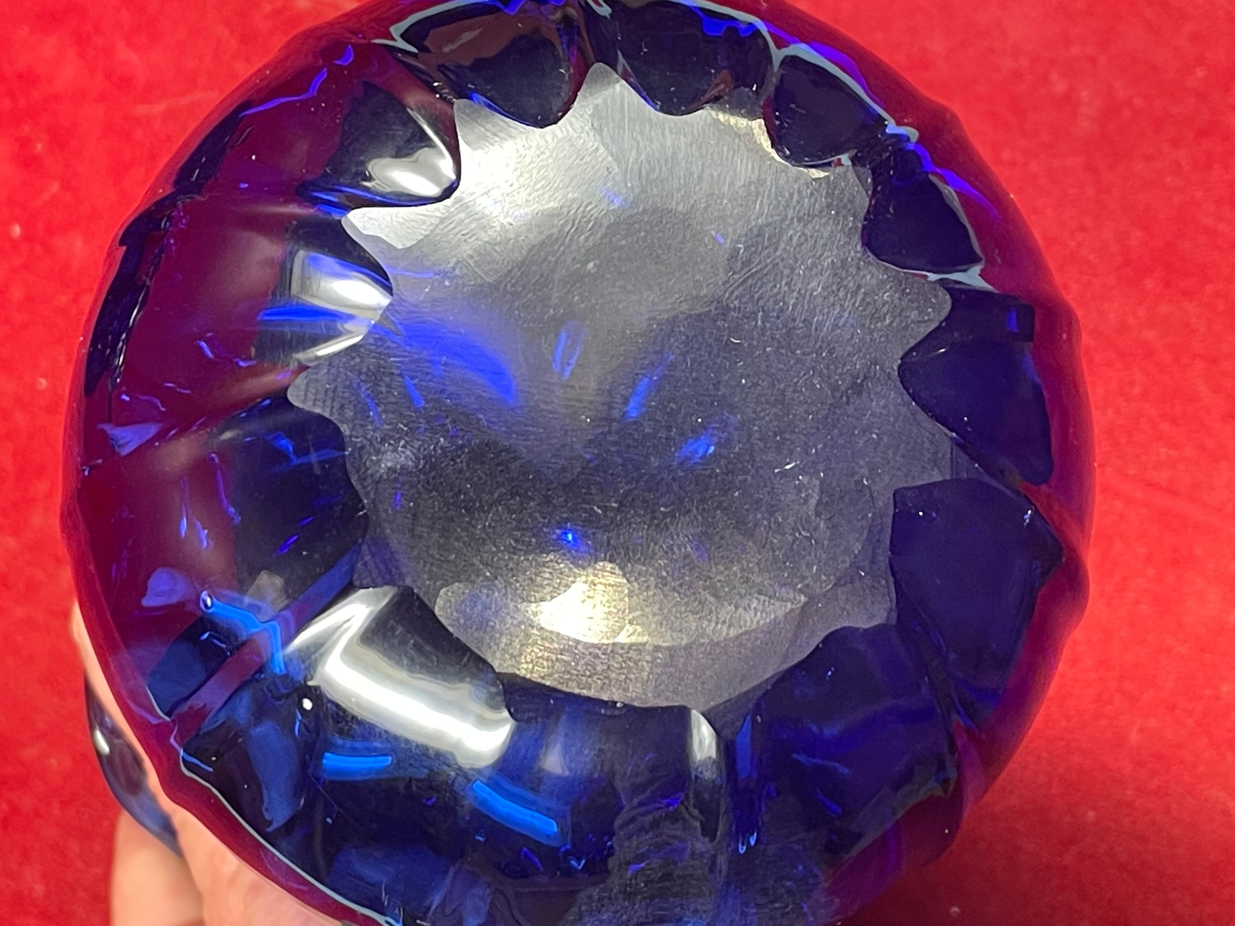 Series of 3 blue glass vases in the shape of a purse, 11, 13 and 17 cm