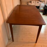 Table scandinave