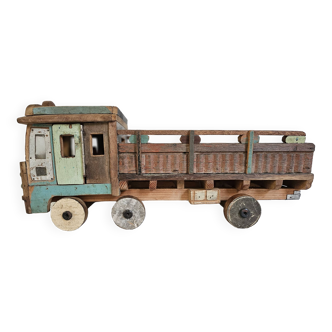 Camion indien tata fait main en bois polychrome