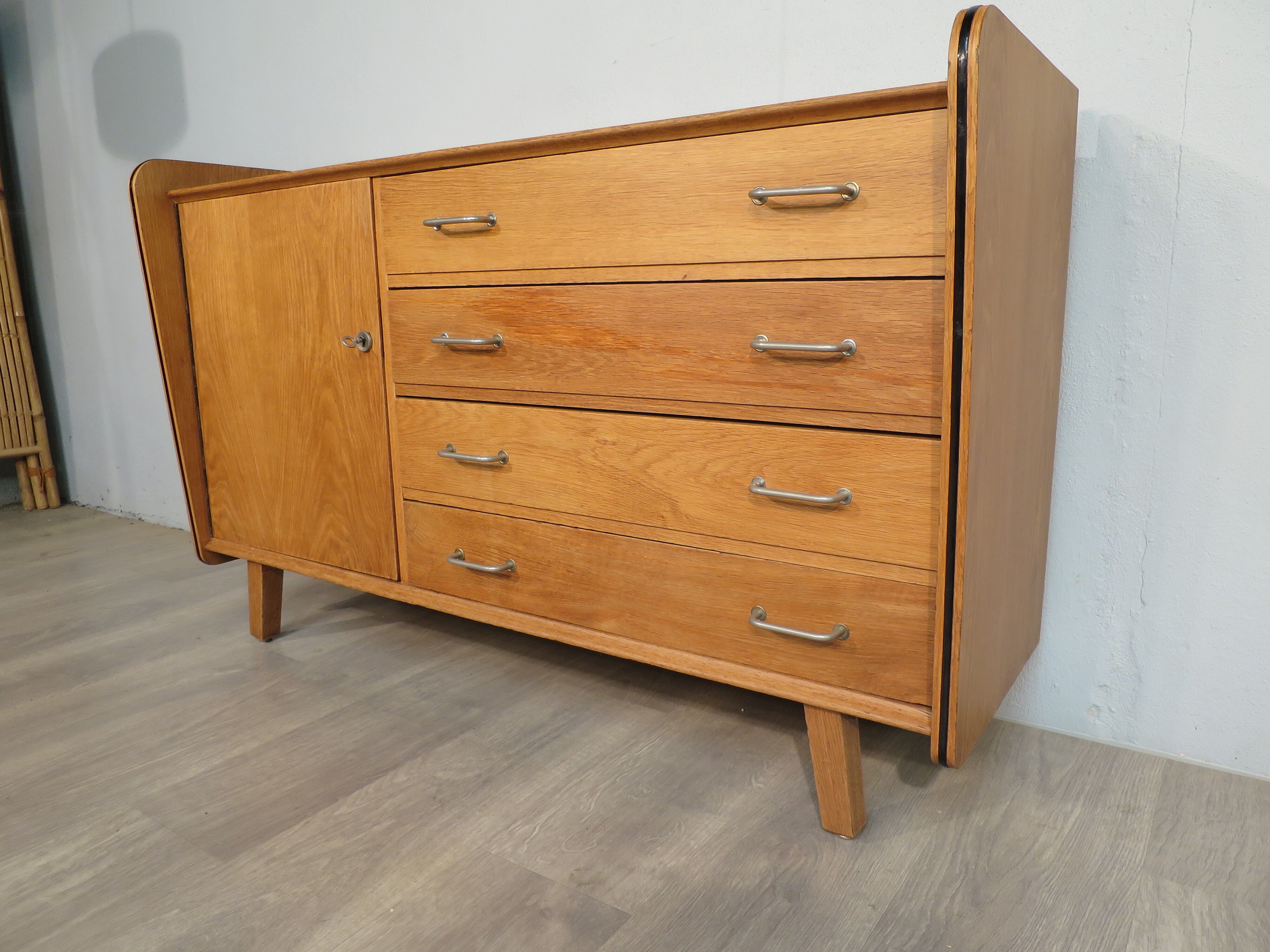 Vintage chest of drawers at bords