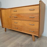 Vintage chest of drawers at bords