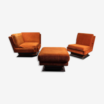 Paire de fauteuils et poufs en velours 1970