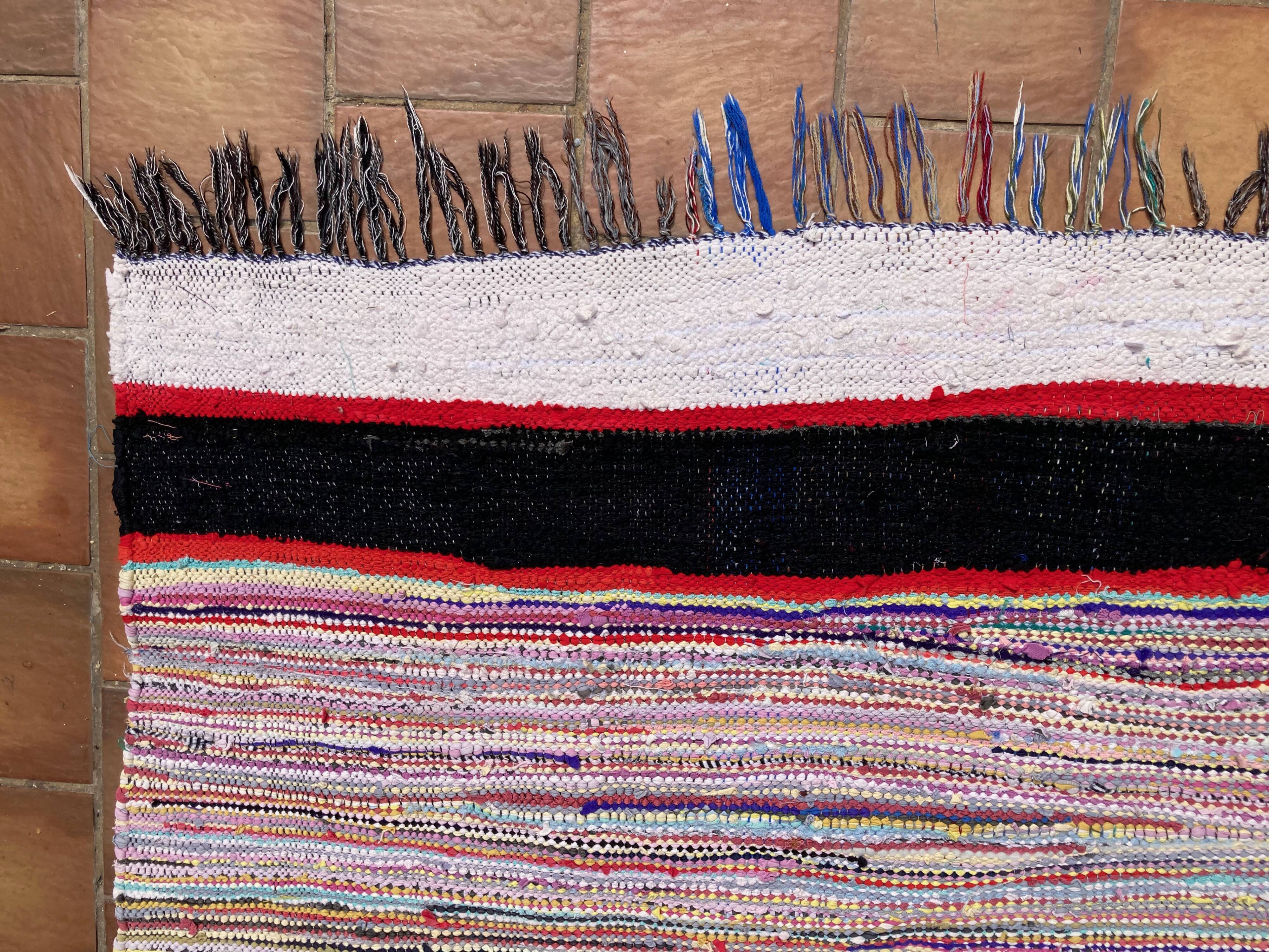 Contemporary and artisanal carpet 290 x 138 cm