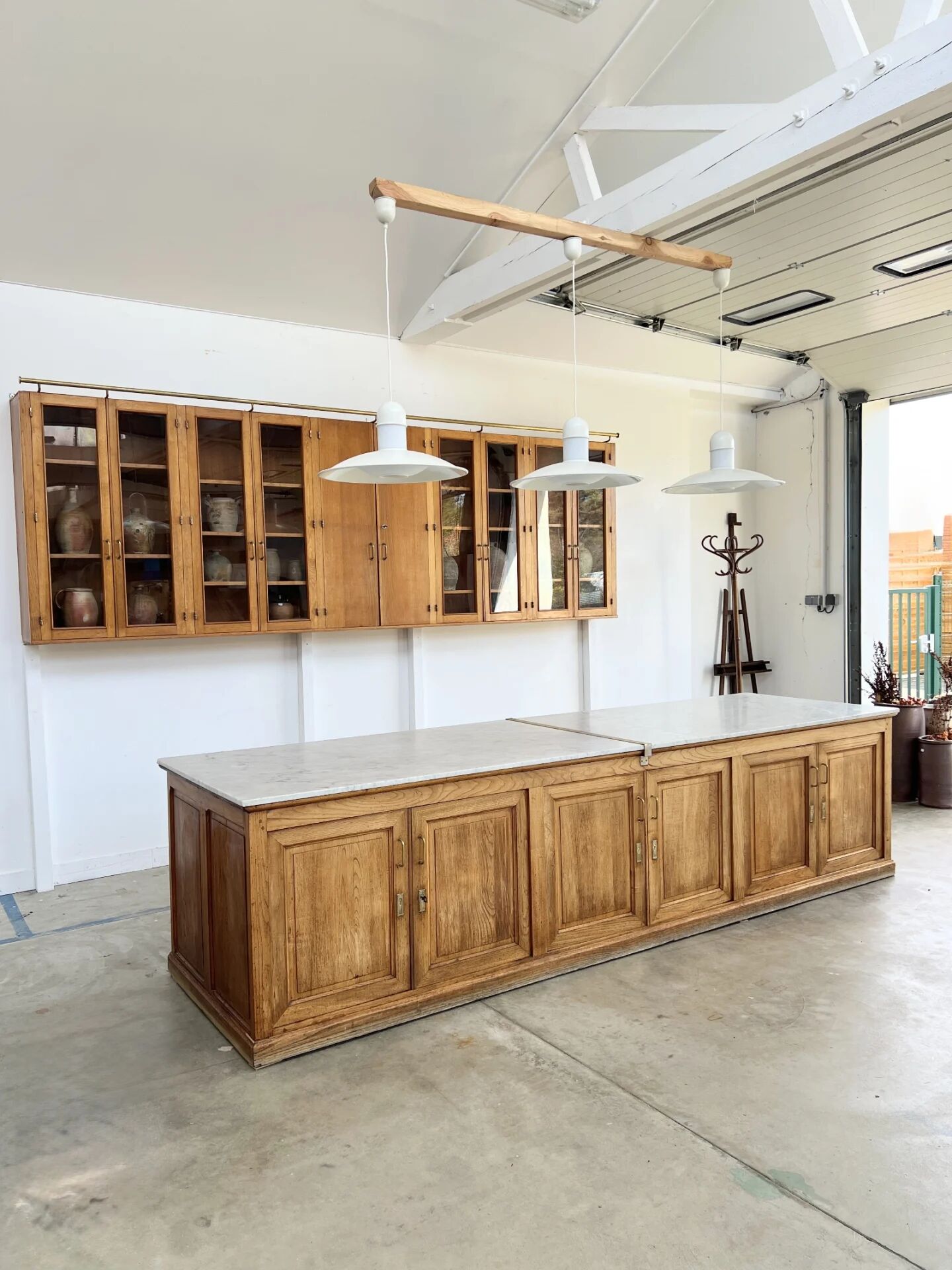 Comptoir de pharmacie double face en châtaignier et marbre — Art Déco, 1900