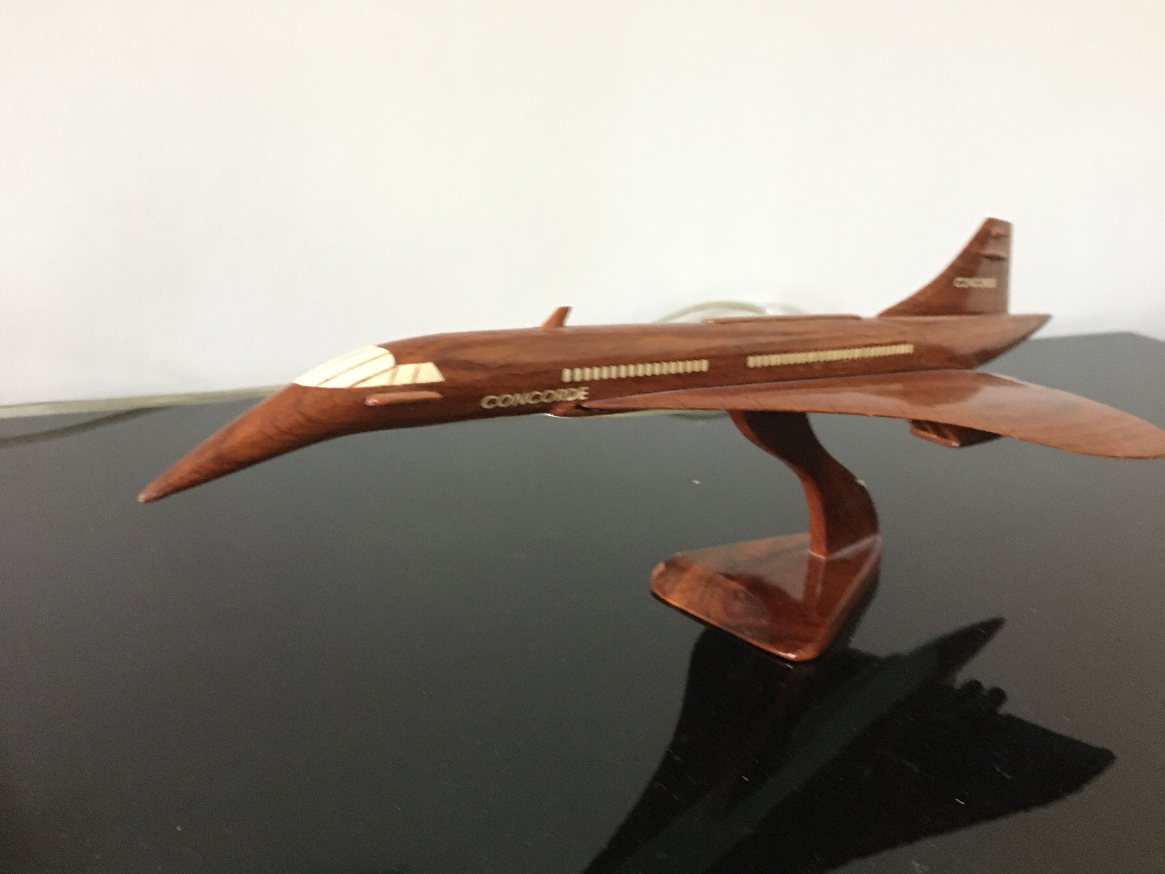 Maquette d'avion du Concorde en bois verni