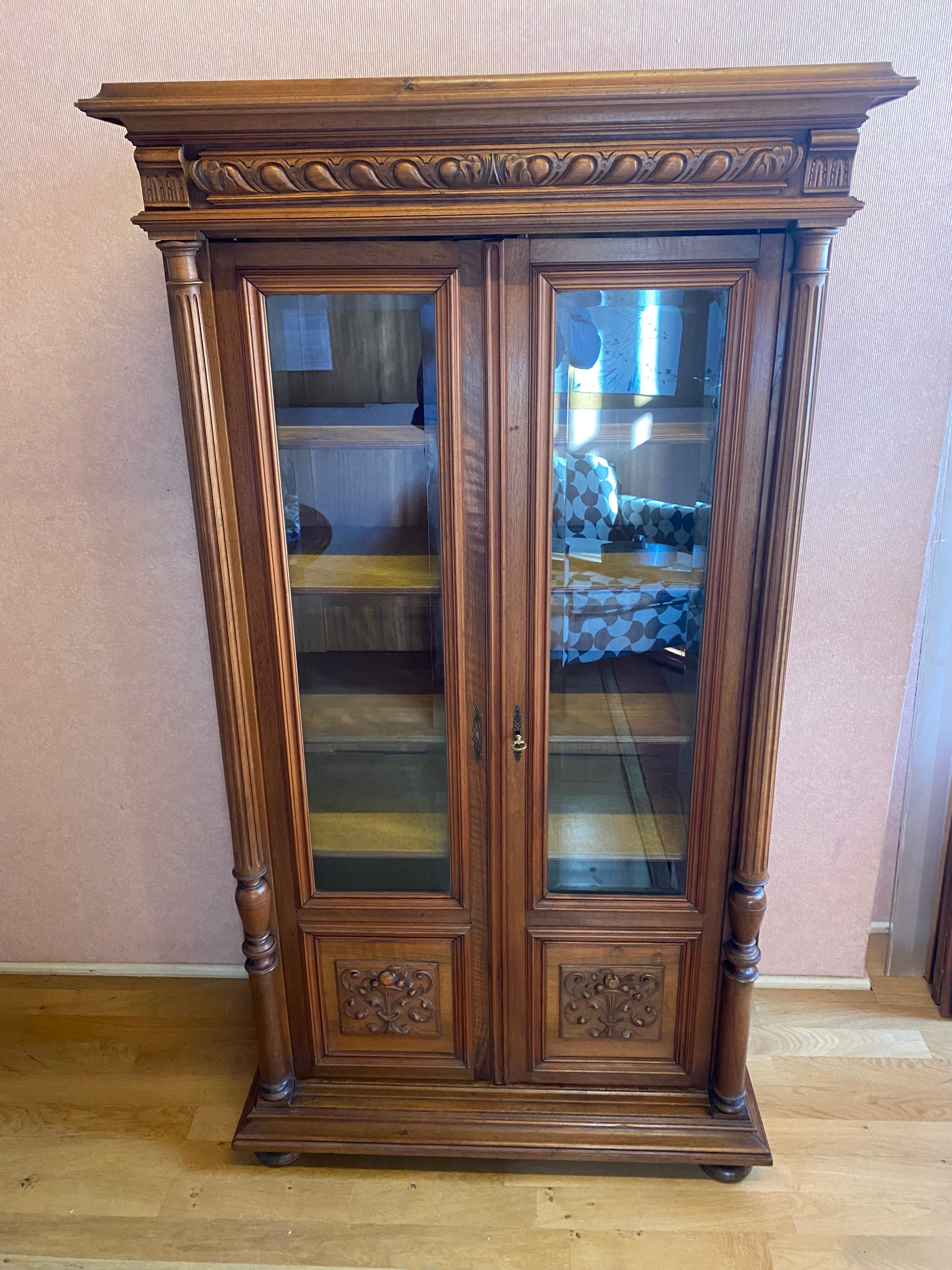Vitrine noyer, verres biseautés