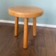 Table d'appoint moderne du milieu du siècle ou tabouret en chêne, années 1960
