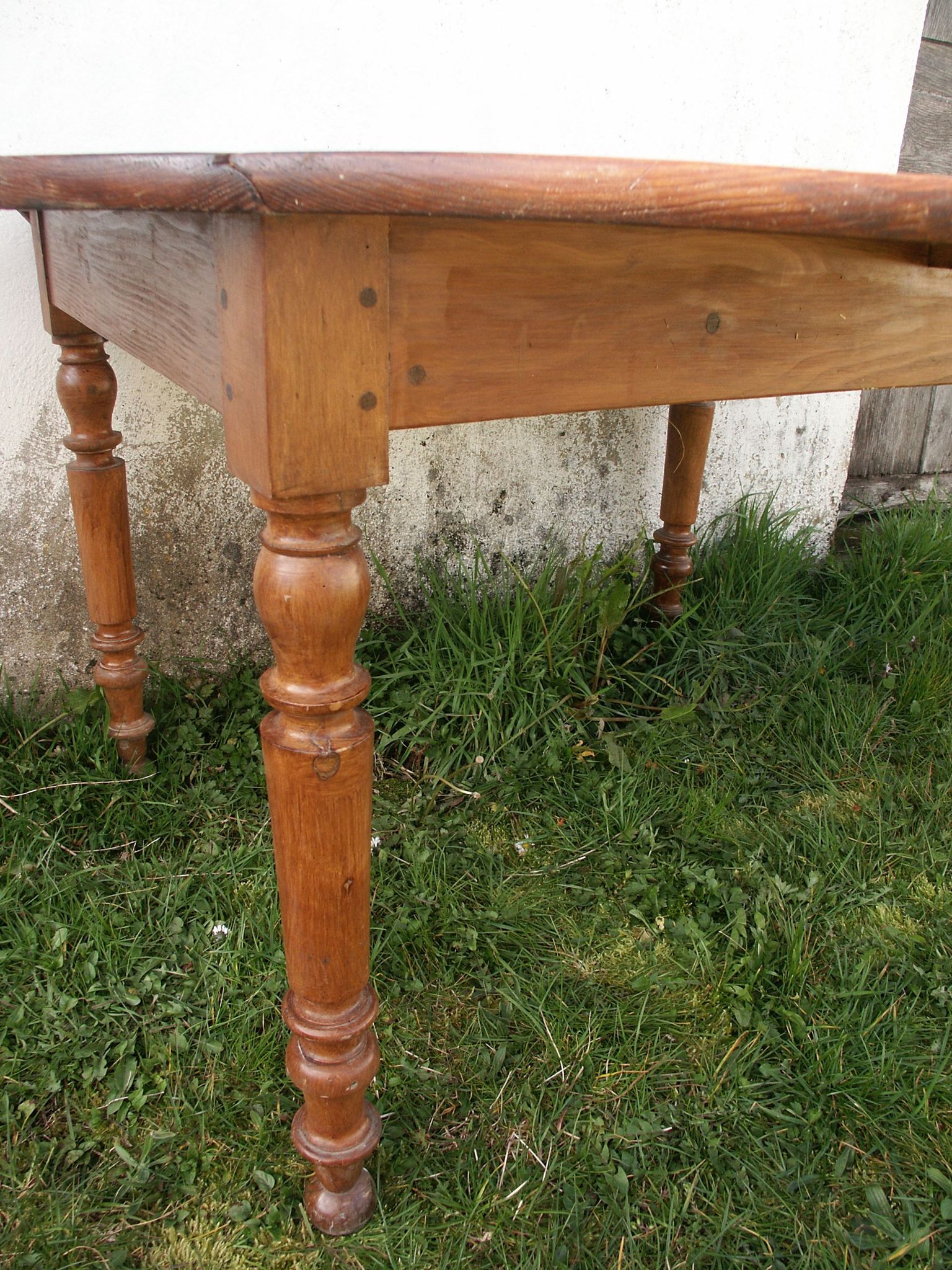 Round drop-leaf table in beech and pine