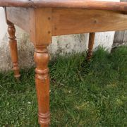 Round drop-leaf table in beech and pine