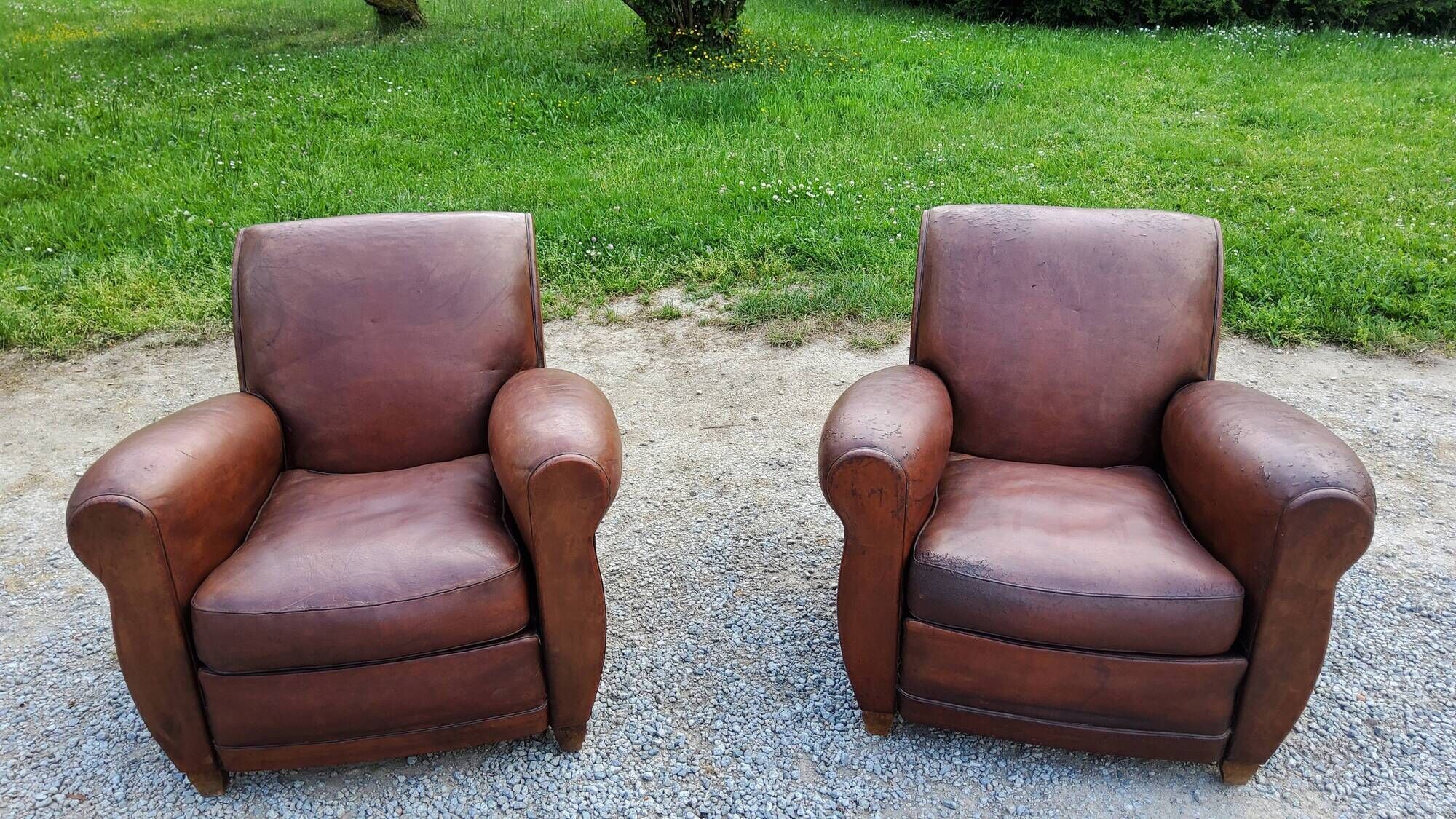 Paire de fauteuils club en cuir brun des années 30