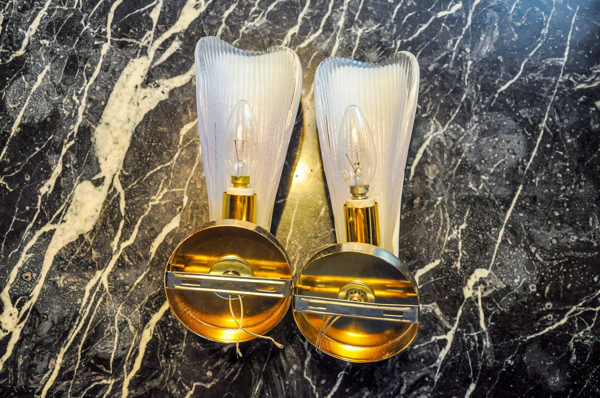 Pair of "leaf" wall lights, Murano glass, Italy, 1970