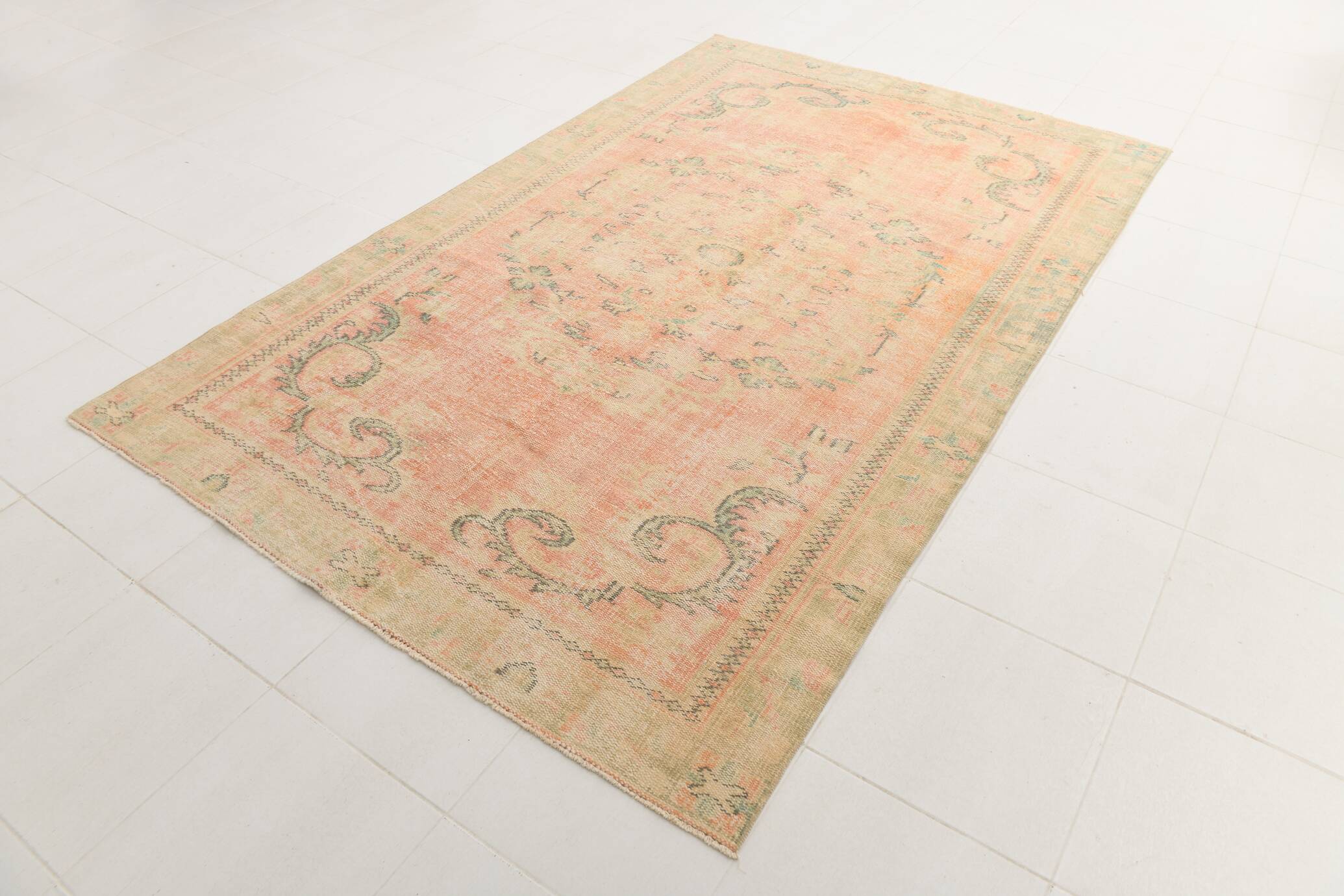 Tapis vintage oriental usé,  Rose saumon et vert pastel, style bohème