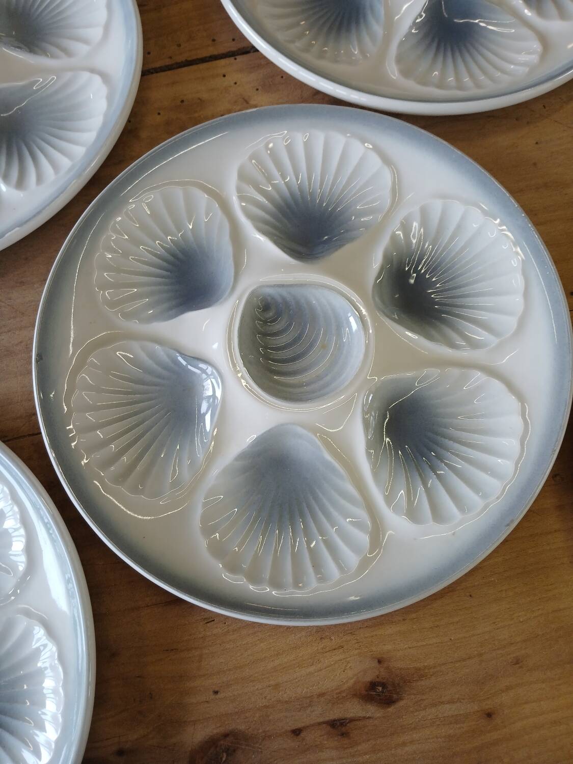 11 plates and 1 oyster dish Moulin des Loups
