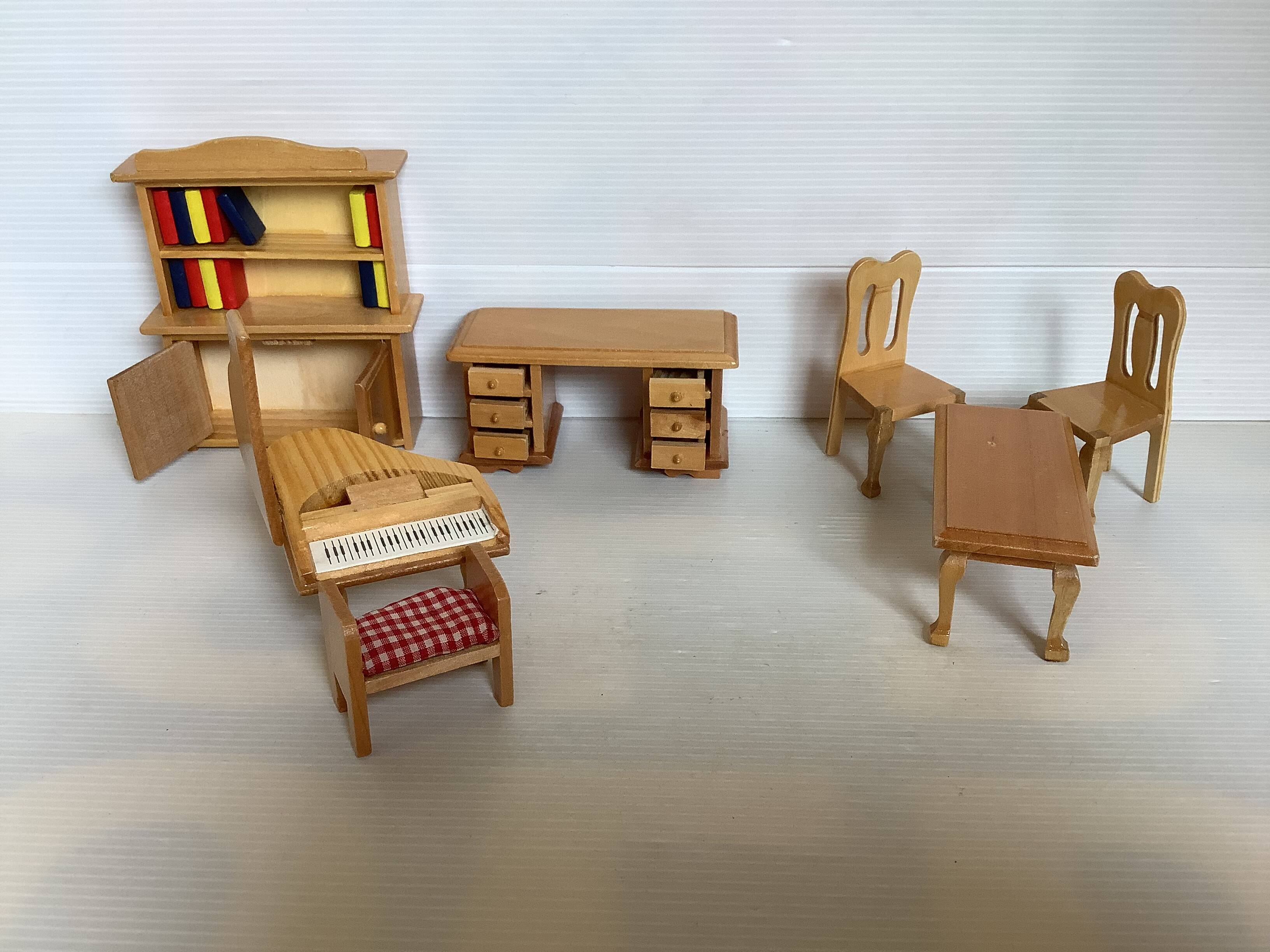 Dollhouse furniture