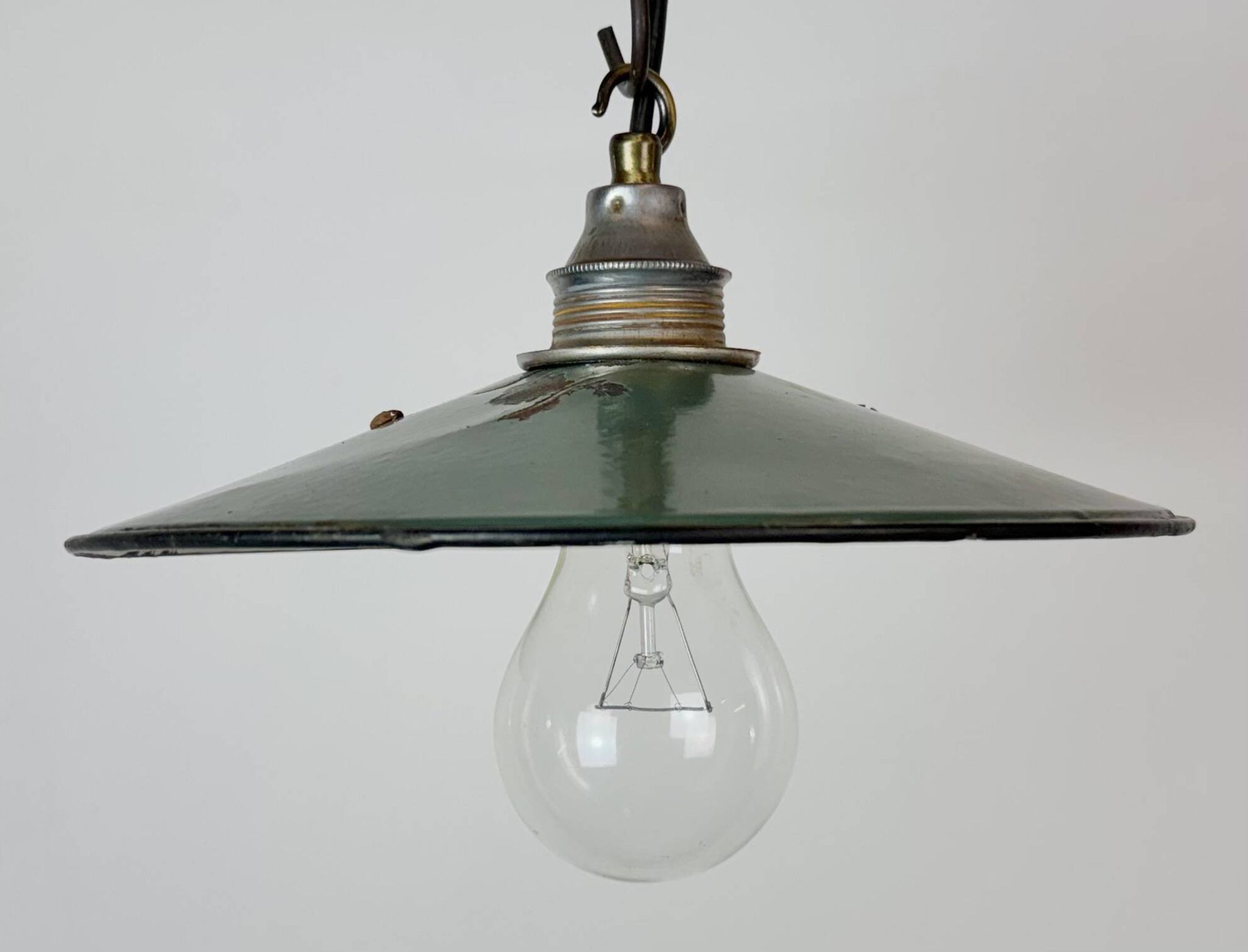 Lumière émaillée verte industrielle, années 1950