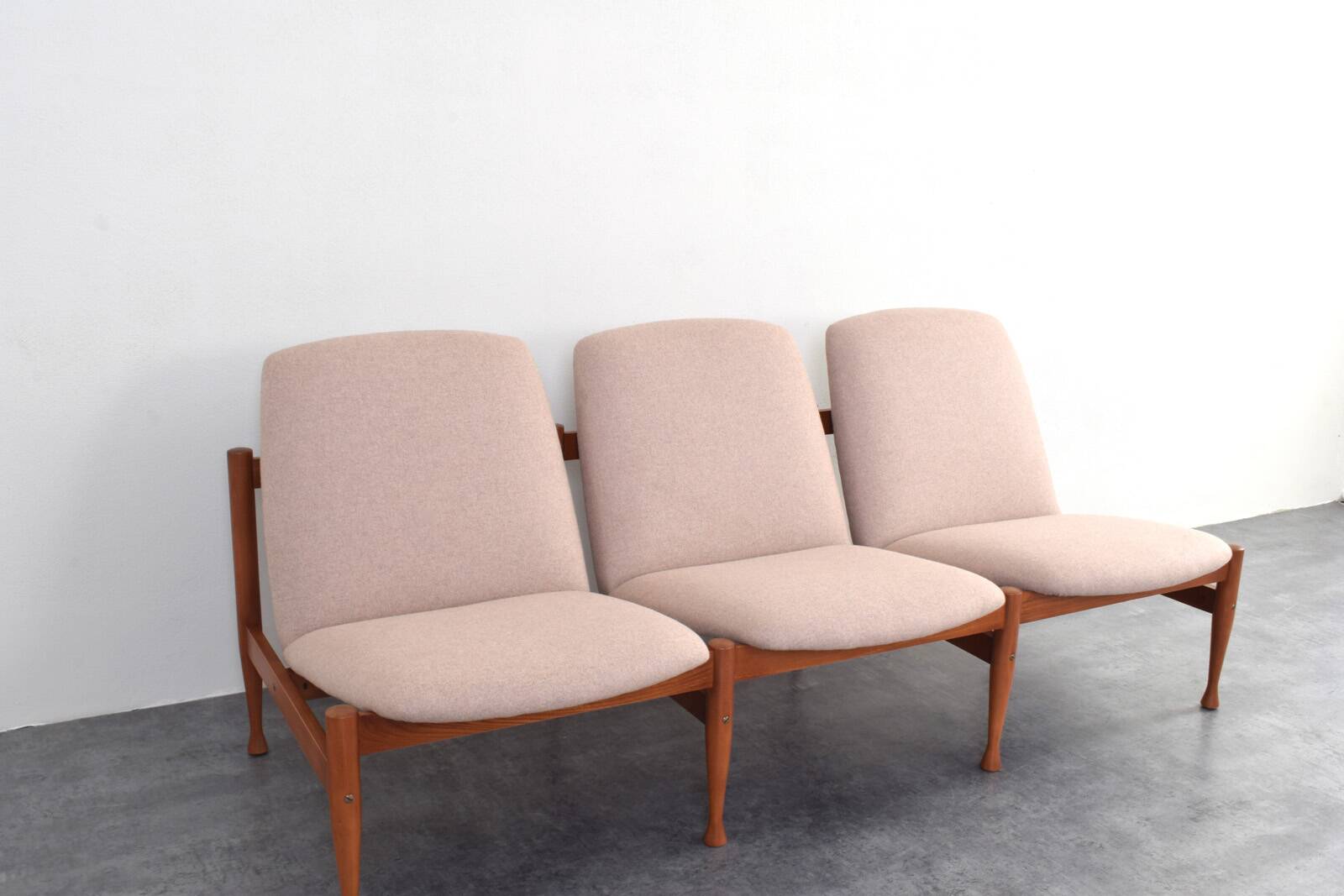 Canapé Mid-Century par Marian Grabiński, années 1960.
