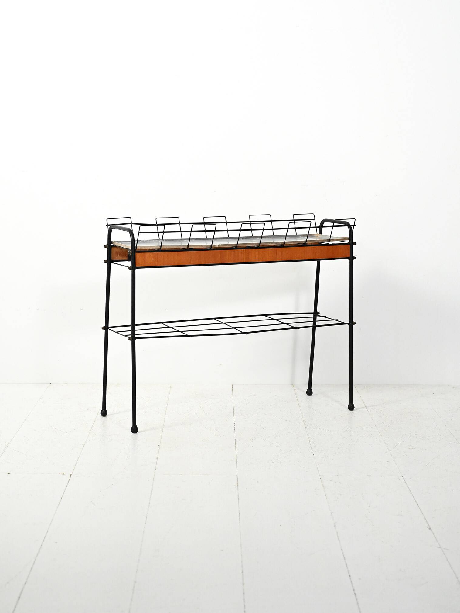 Métal noir scandinave et support de plante en teck