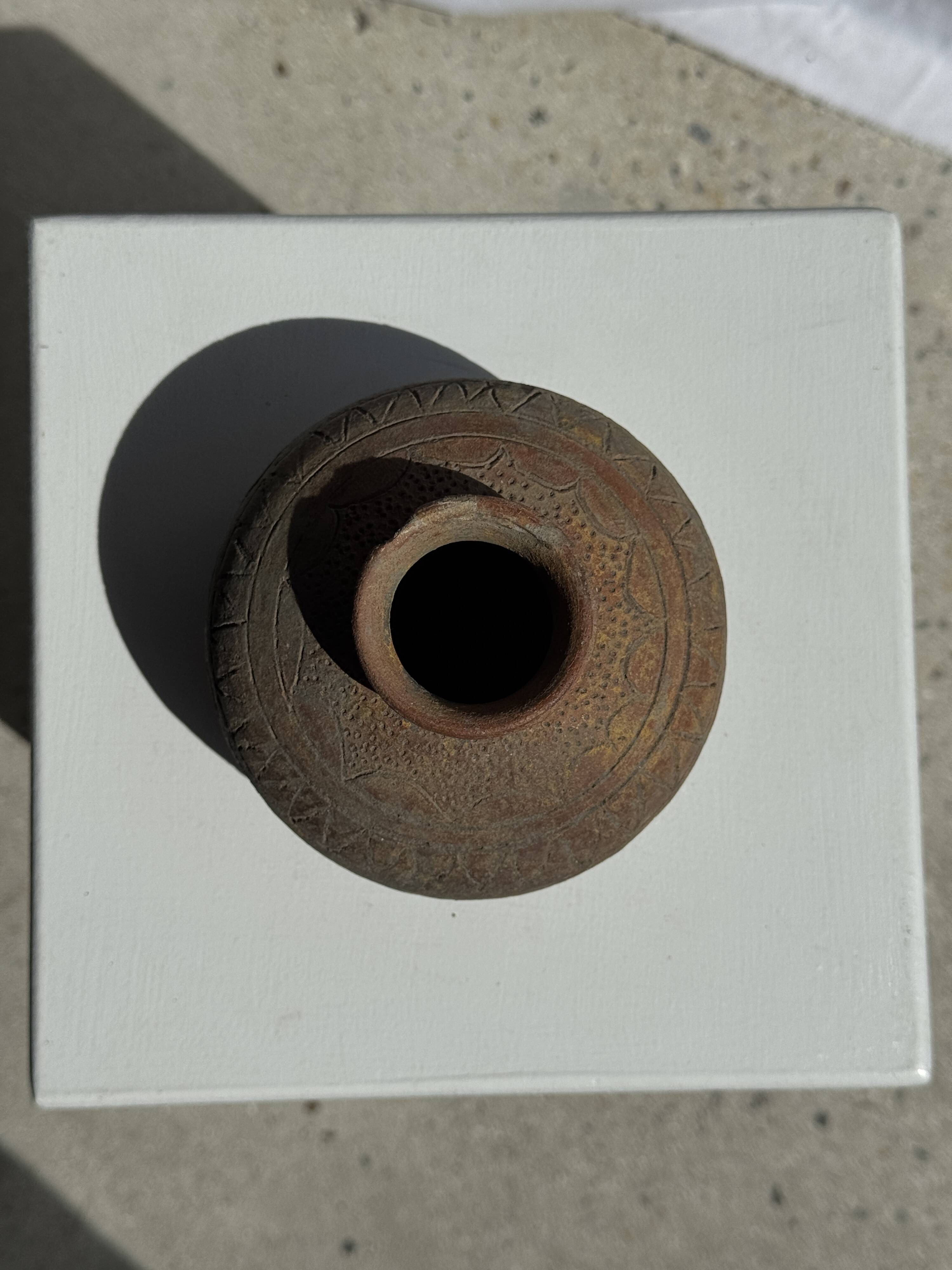 Small round ancient vase in engraved terracotta, Indonesian polychromy H10 D1