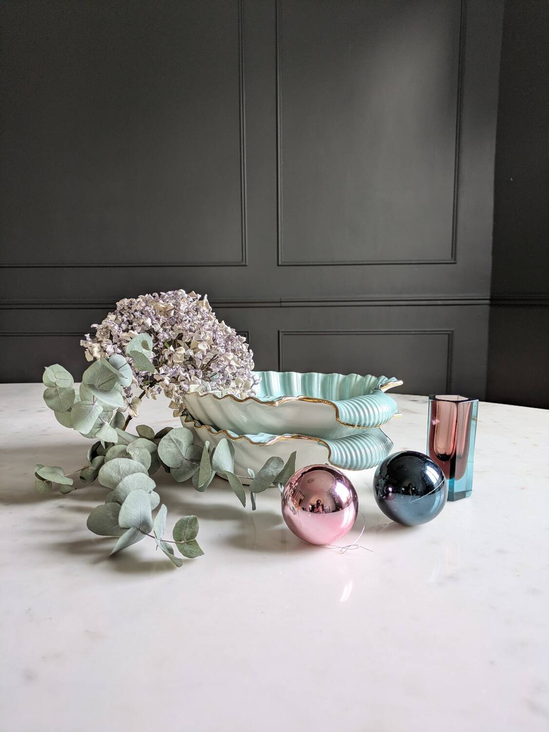 Shell-shaped porcelain dishes.