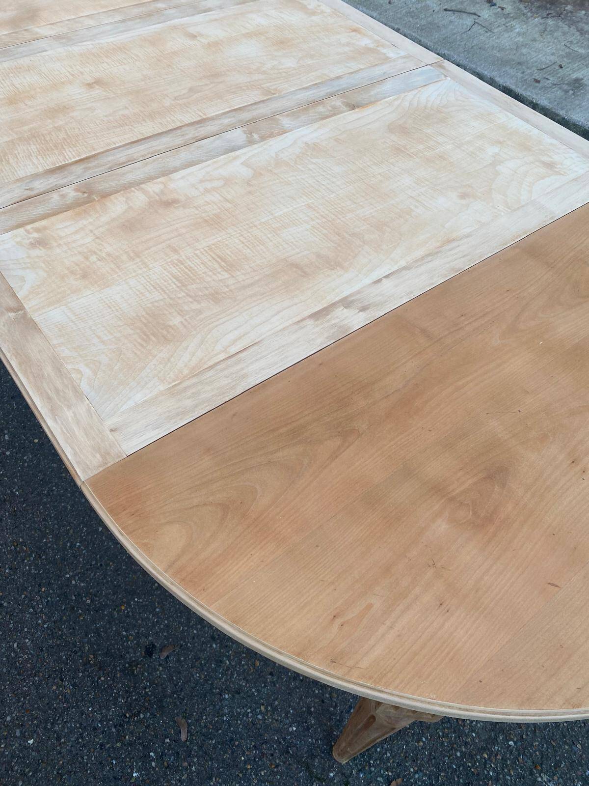 Renovated Louis XVI extendable round table from the 19th century, 260cm.