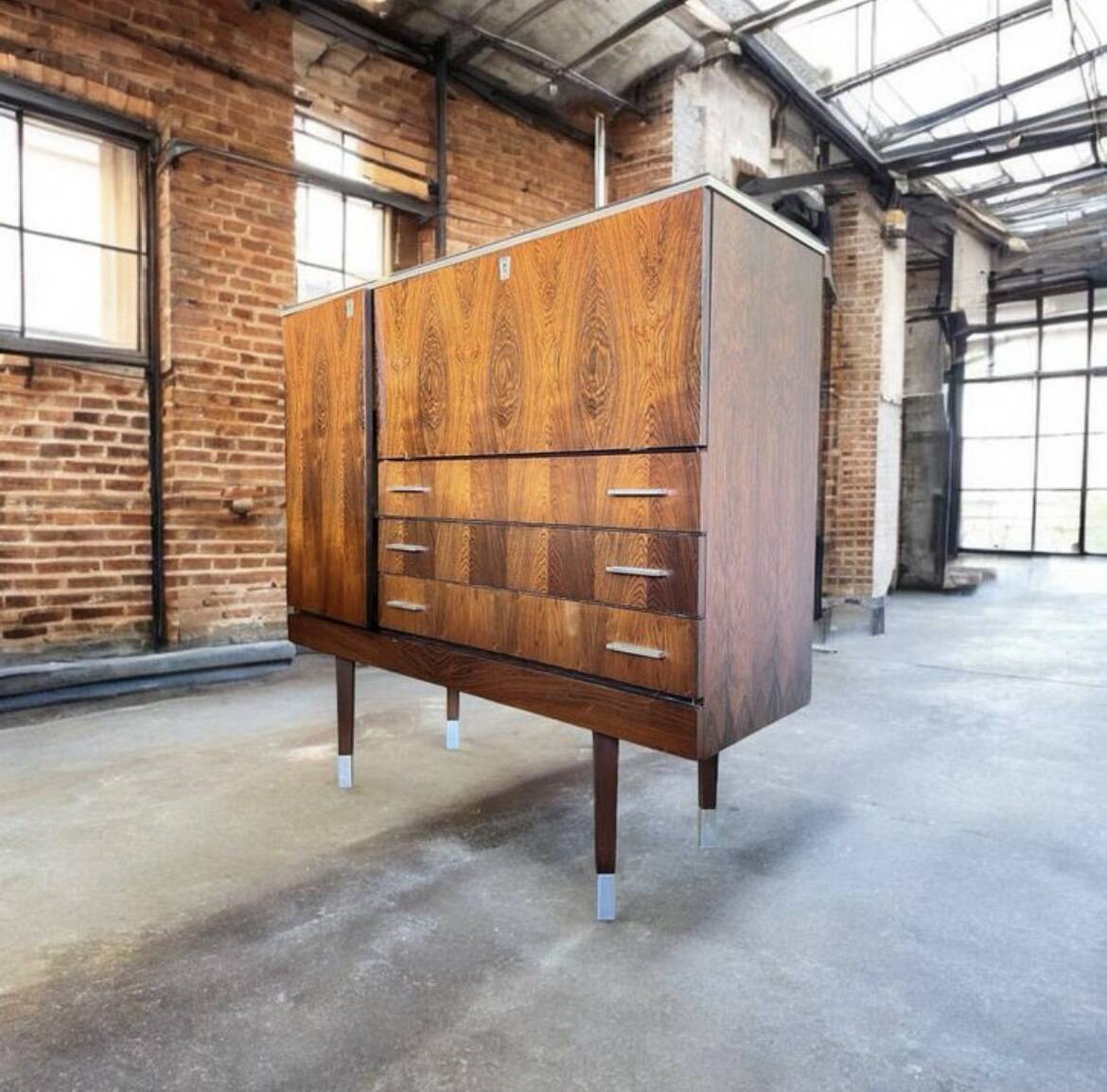 Vintage wooden cabinet / sideboard / bar cabinet