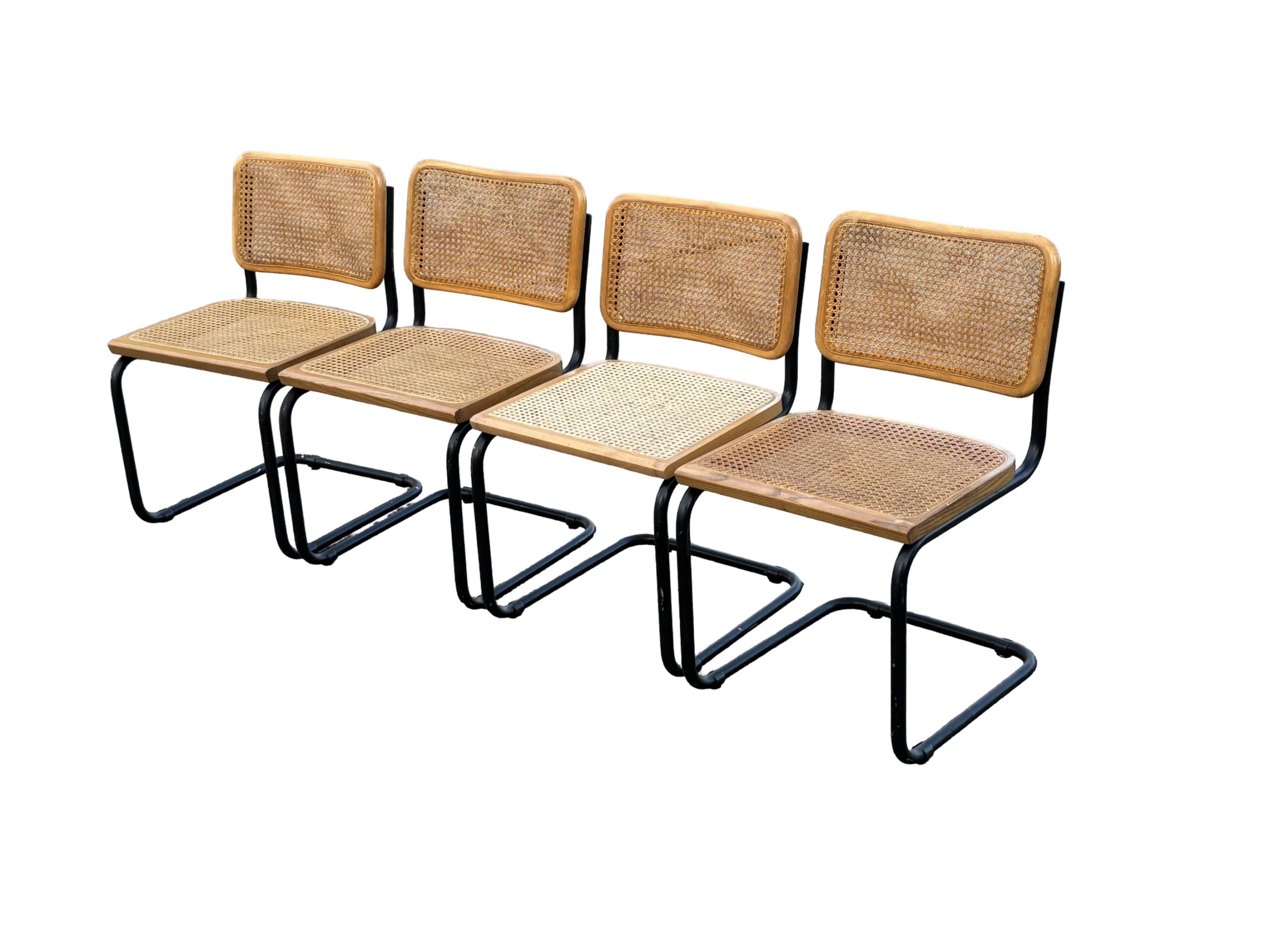 Ensemble de 4 chaises Cesca B32 conçues par Marcel Breuer, cadre noir.