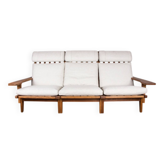 Large Danish Sofa in solid oak and fabric, model GE375 by Hans Wegner for Getama 1960.