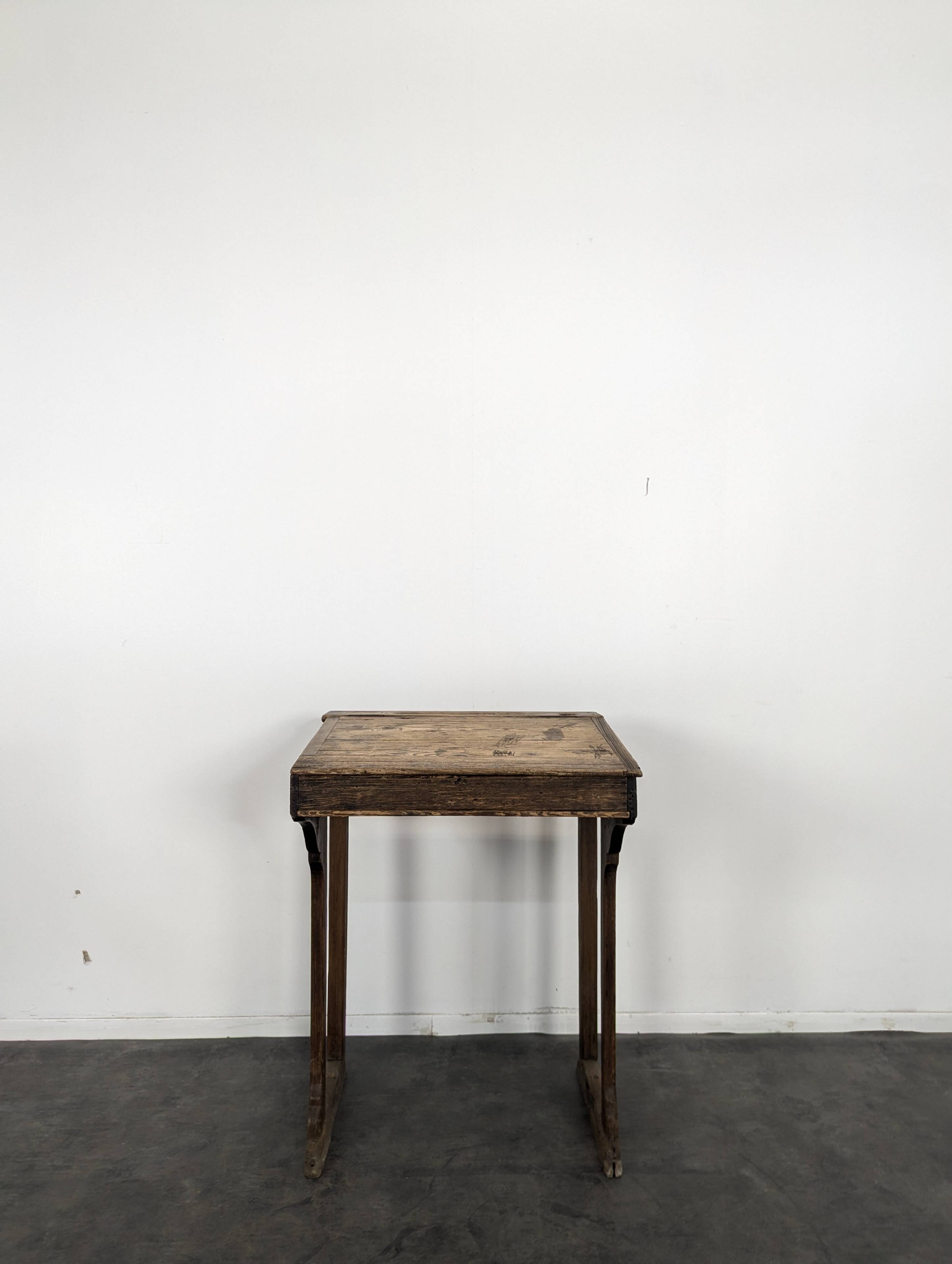 Bureau d'écolier en sapin