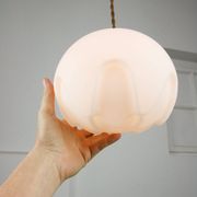 Lampe suspendue en laiton et opaline italienne du milieu du siècle