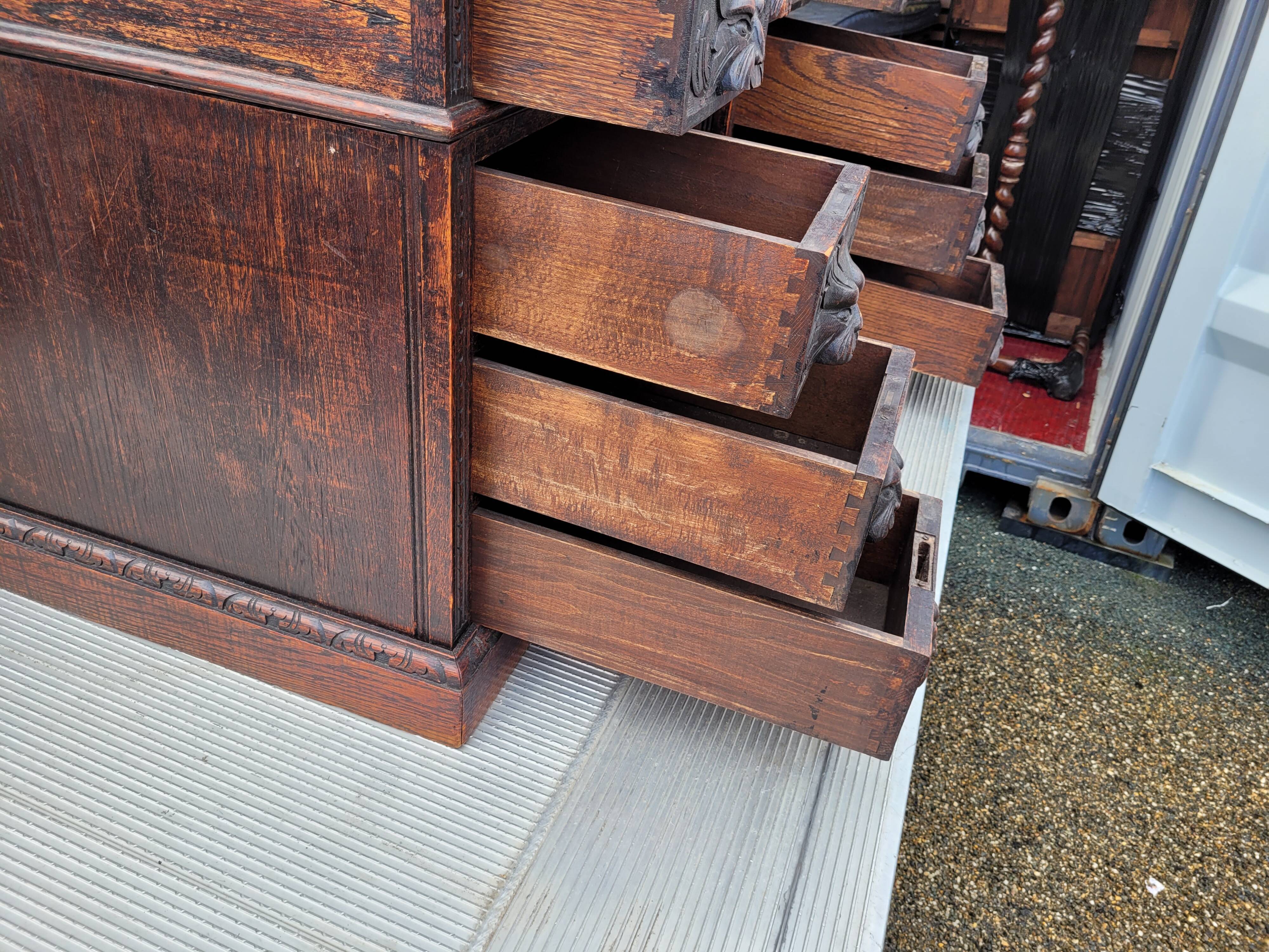 Bureau sculpté antique