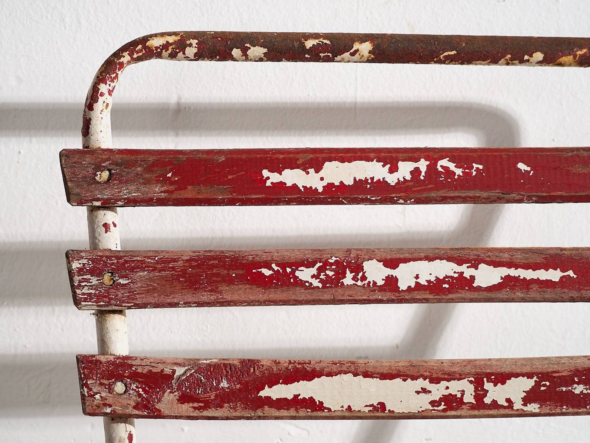 Anciennes chaises de terrasse rouges et blanches (vers 1920). Ensemble de 4 pièces