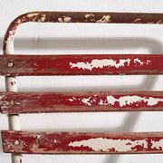 Anciennes chaises de terrasse rouges et blanches (vers 1920). Ensemble de 4 pièces