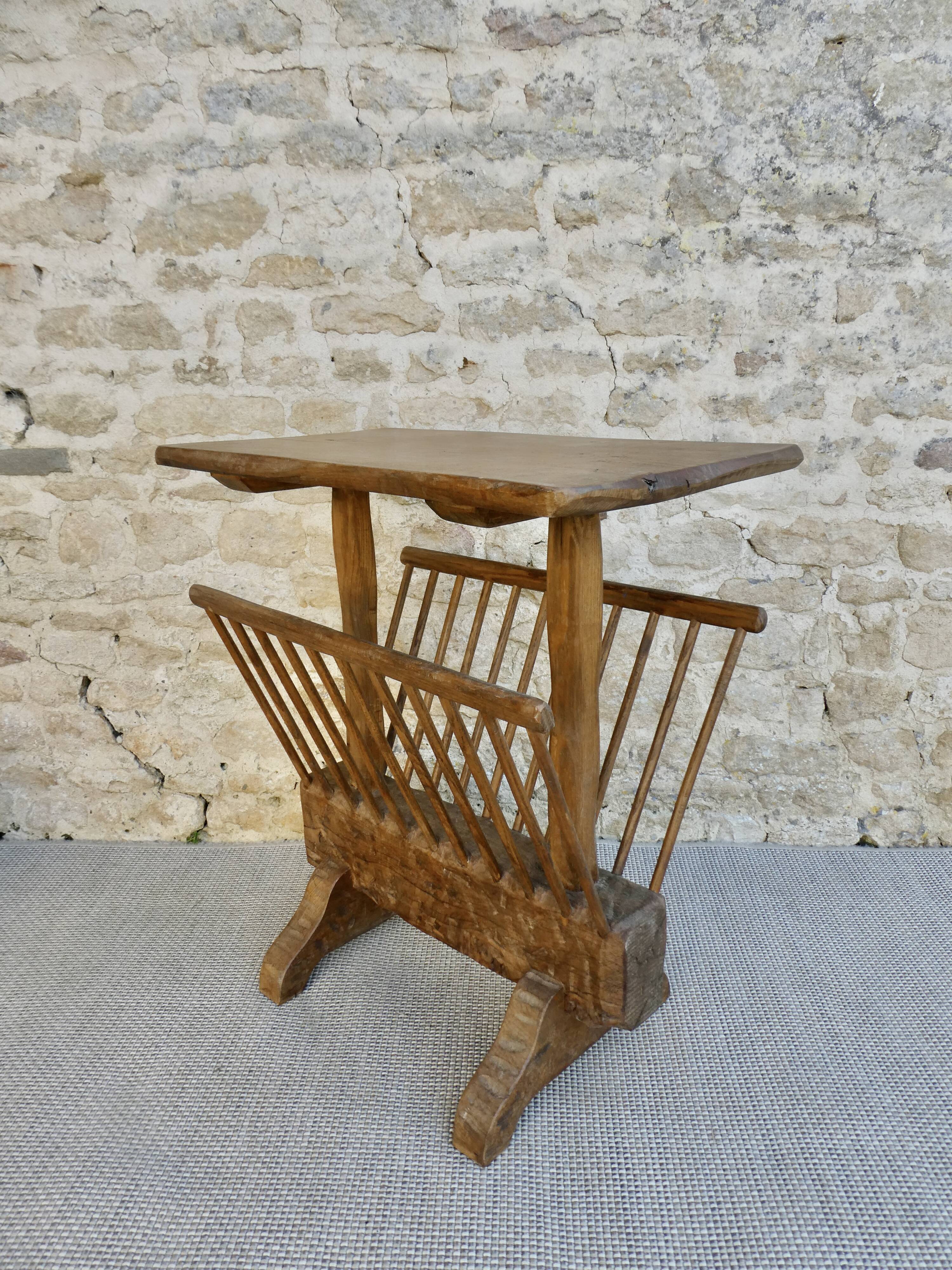 Pedestal table magazine in carved wood with gouge, mountain