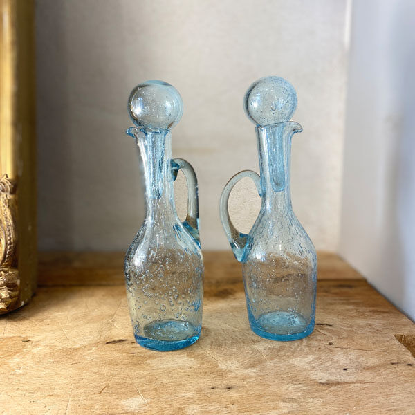 Paire de carafes en verre soufflé bullé bleu