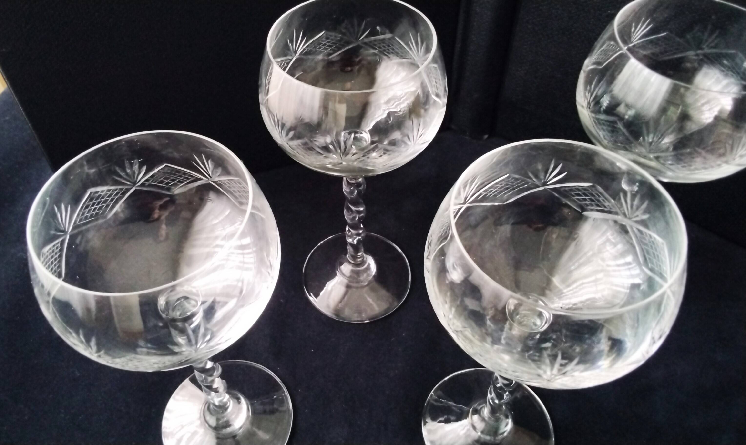 4 twisted stem glasses for white or rosé wine