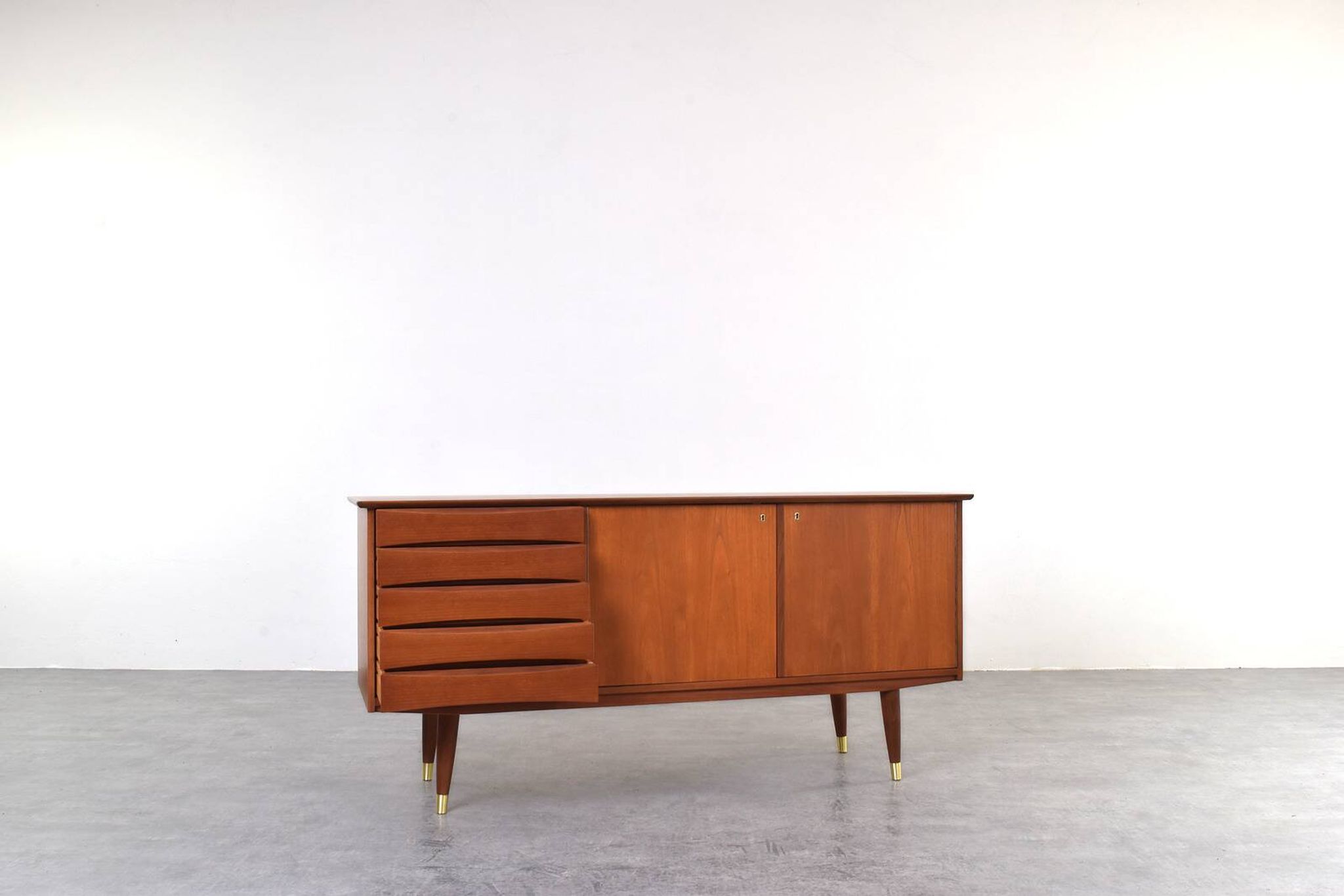 Buffet en teck du milieu du siècle par Fredrik A. Kayser, Norvège, années 1960.