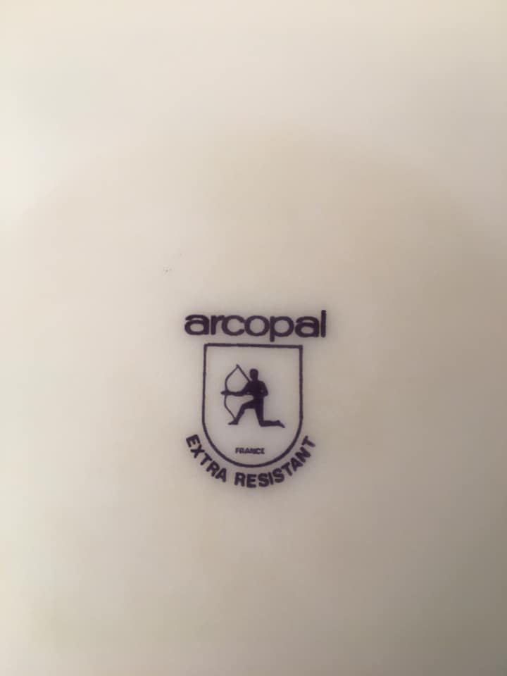 10 arcopal plates (5 flats and 5 hollows)