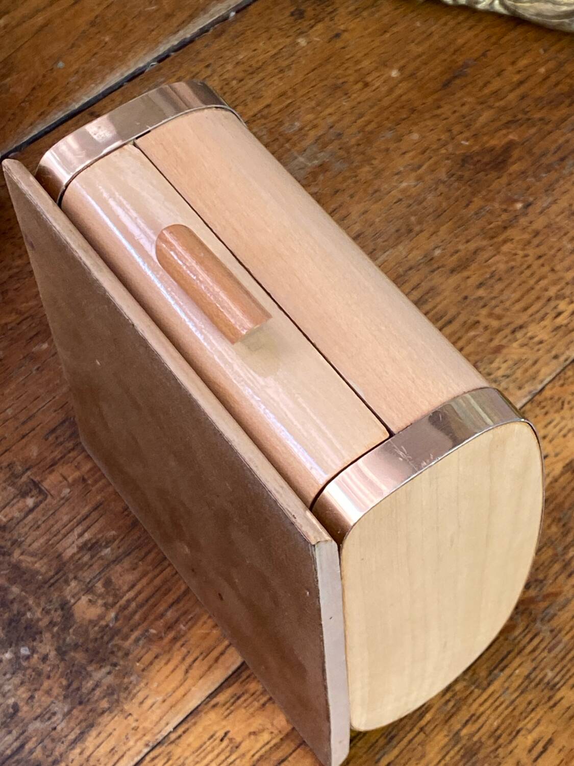 Sliding lid cigarette or cigarillo box