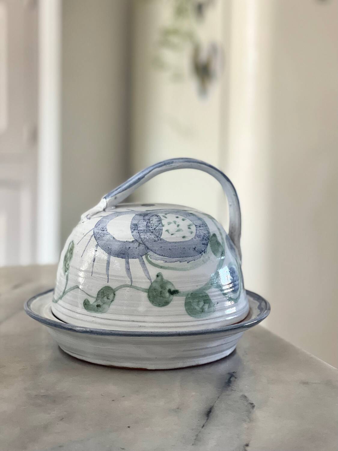 Cheese dome in stoneware.